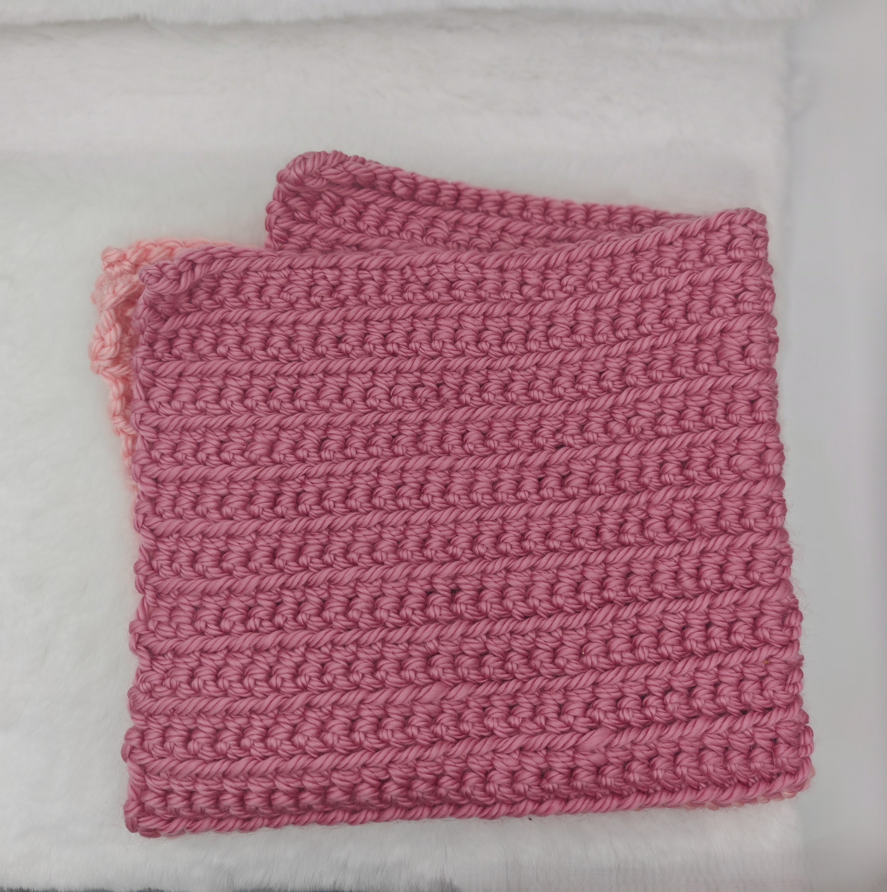 Handgehäkelte Hundedecke Rosa – Kuscheldecke fürs Hundekörbchen | Handmade