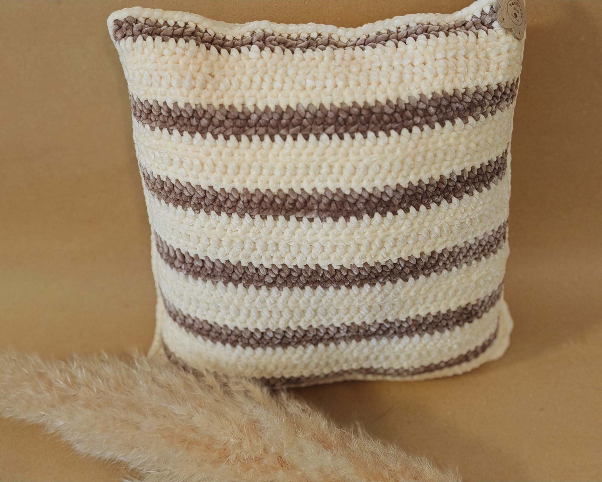 Gehäkeltes Kissen handgemacht | Boho Dekokissen mit Streifen | Wohnaccessoire in Naturtönen