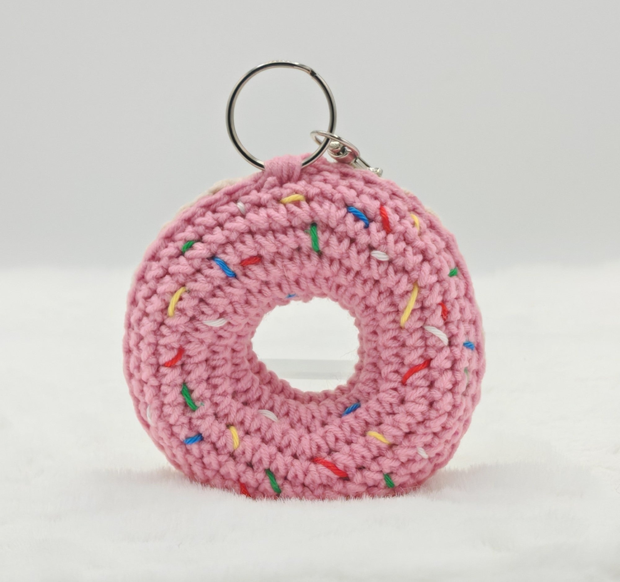 Donut-förmiger Häkelanhänger an Schlüsselring