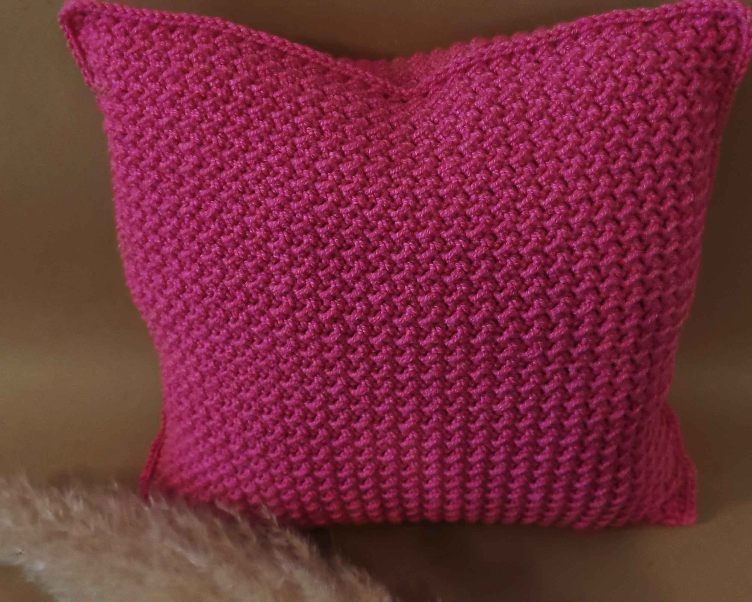 Handgemachtes Häkelkissen in Pink | Weiches Dekokissen für Sofa & Schlafzimmer