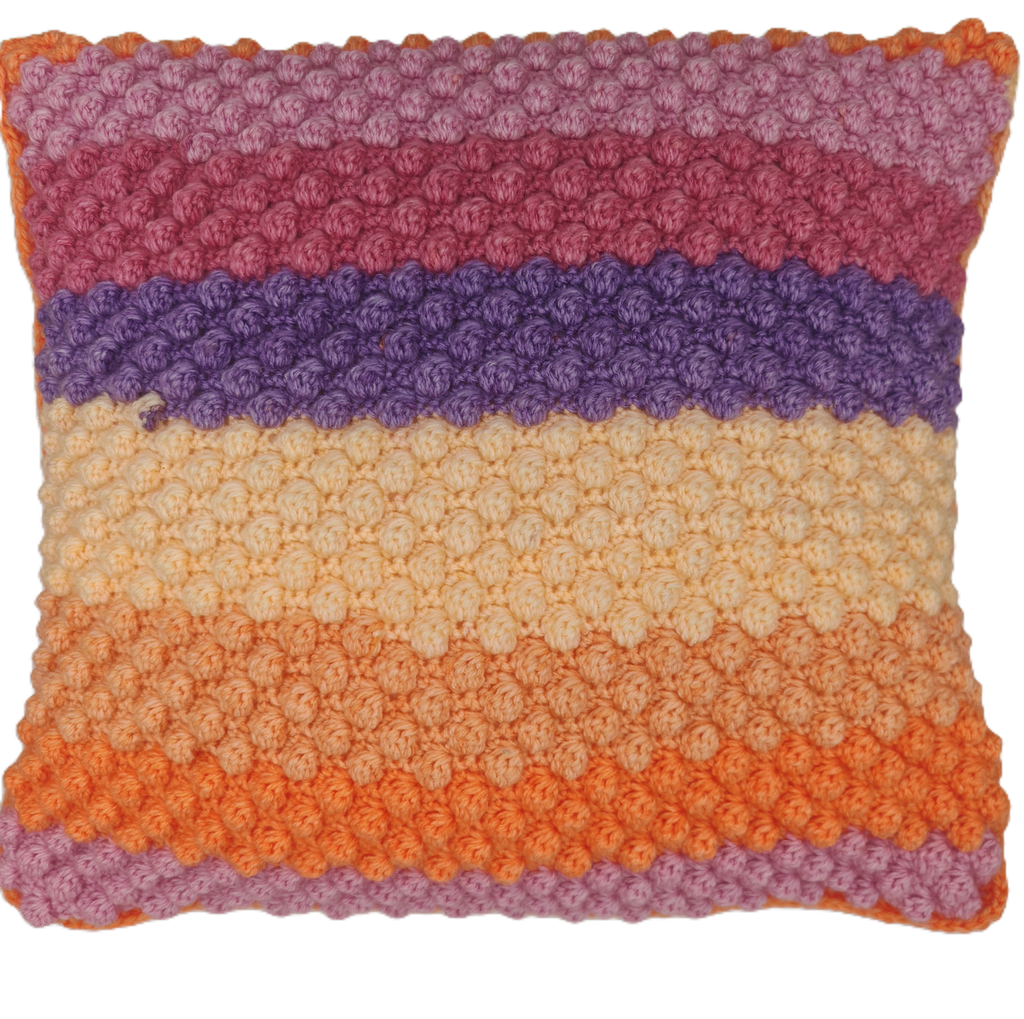 Handgehäkeltes Kissen mit strukturierter Oberfläche, farbige Streifen in Orange, Beige, Lila und Rosatönen, dekoratives Boho-Design