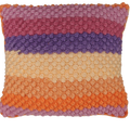 Handgehäkeltes Kissen mit strukturierter Oberfläche, farbige Streifen in Orange, Beige, Lila und Rosatönen, dekoratives Boho-Design