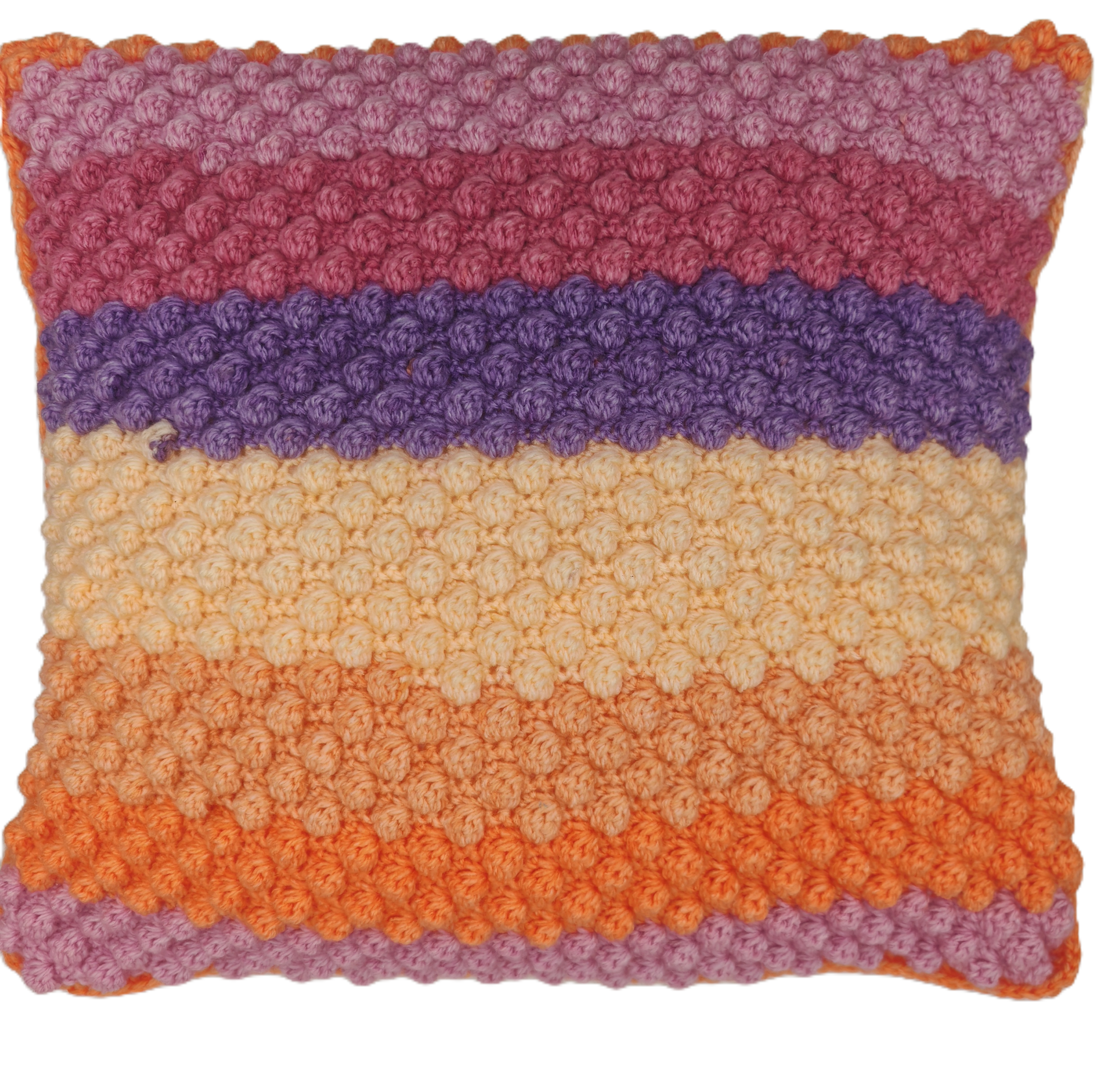 Handgehäkeltes Kissen mit strukturierter Oberfläche, farbige Streifen in Orange, Beige, Lila und Rosatönen, dekoratives Boho-Design