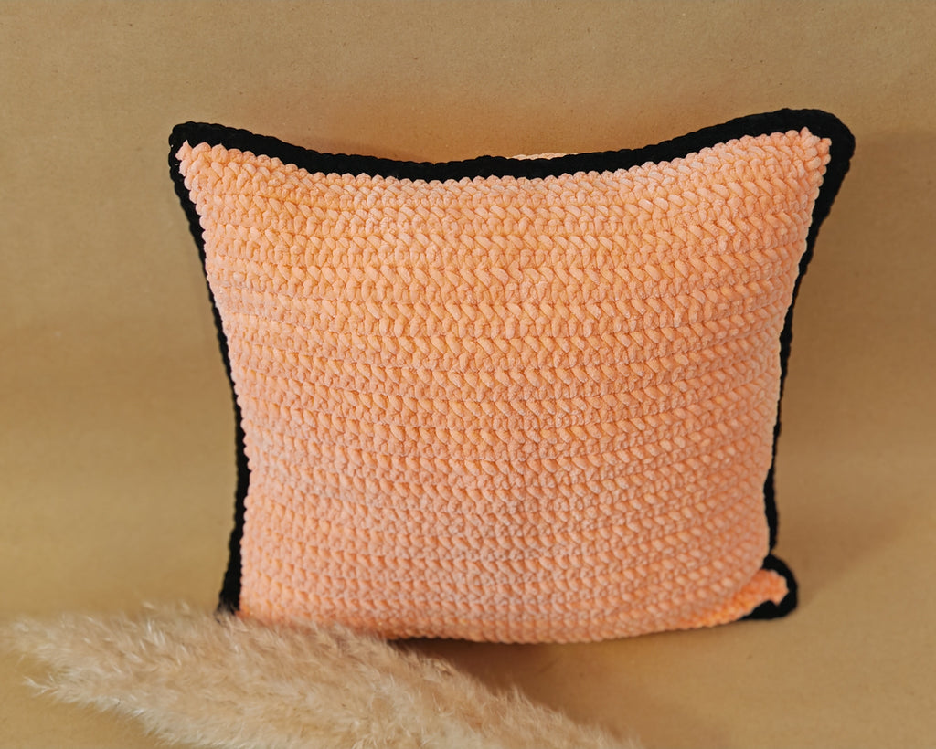 Handgehäkeltes Dekokissen aus Chenille – Apricot mit schwarzem Rand | Modernes Sofakissen Handmade