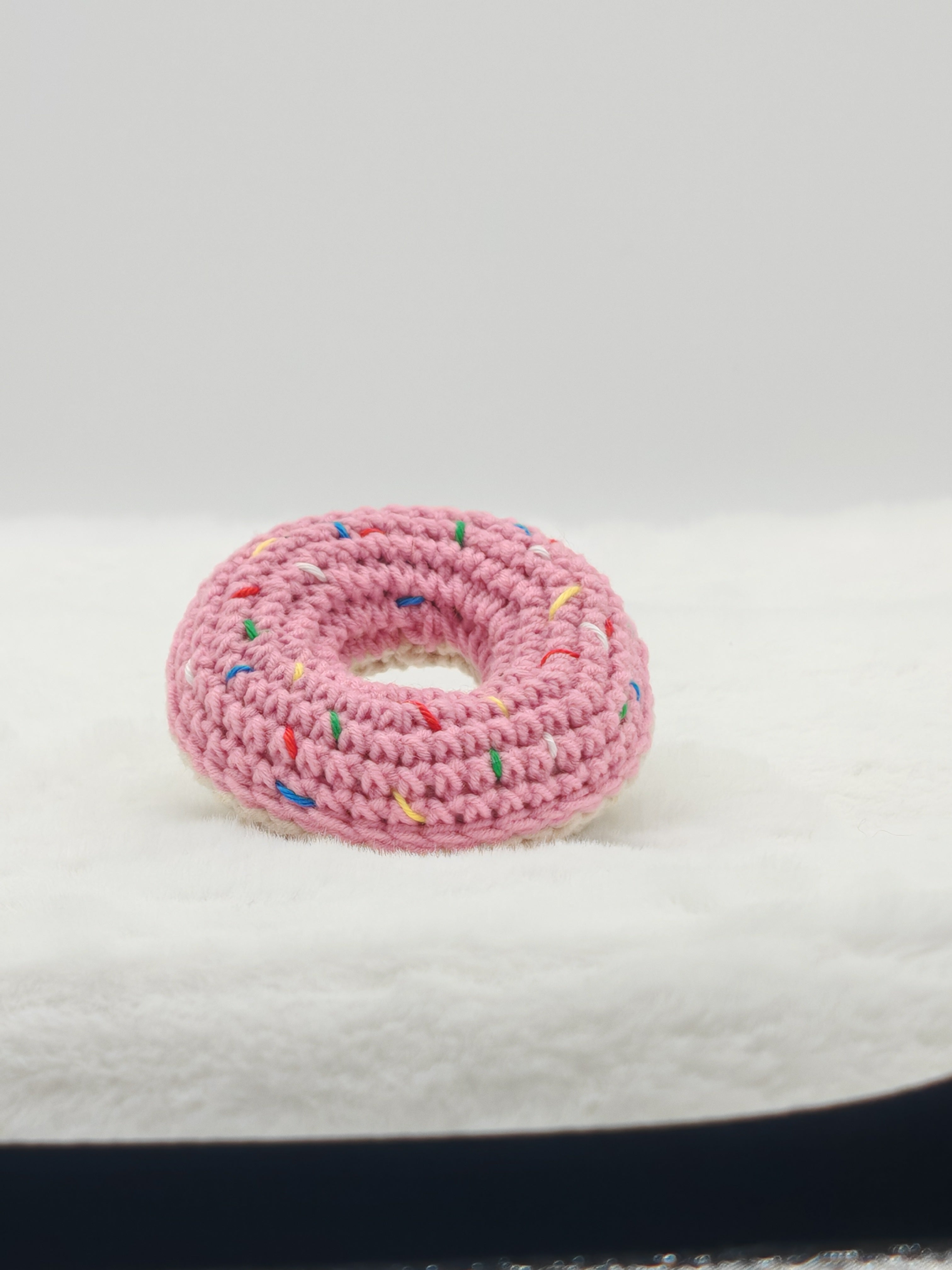 Detailansicht gehäkelter Donut Schlüsselanhänger aus Garn