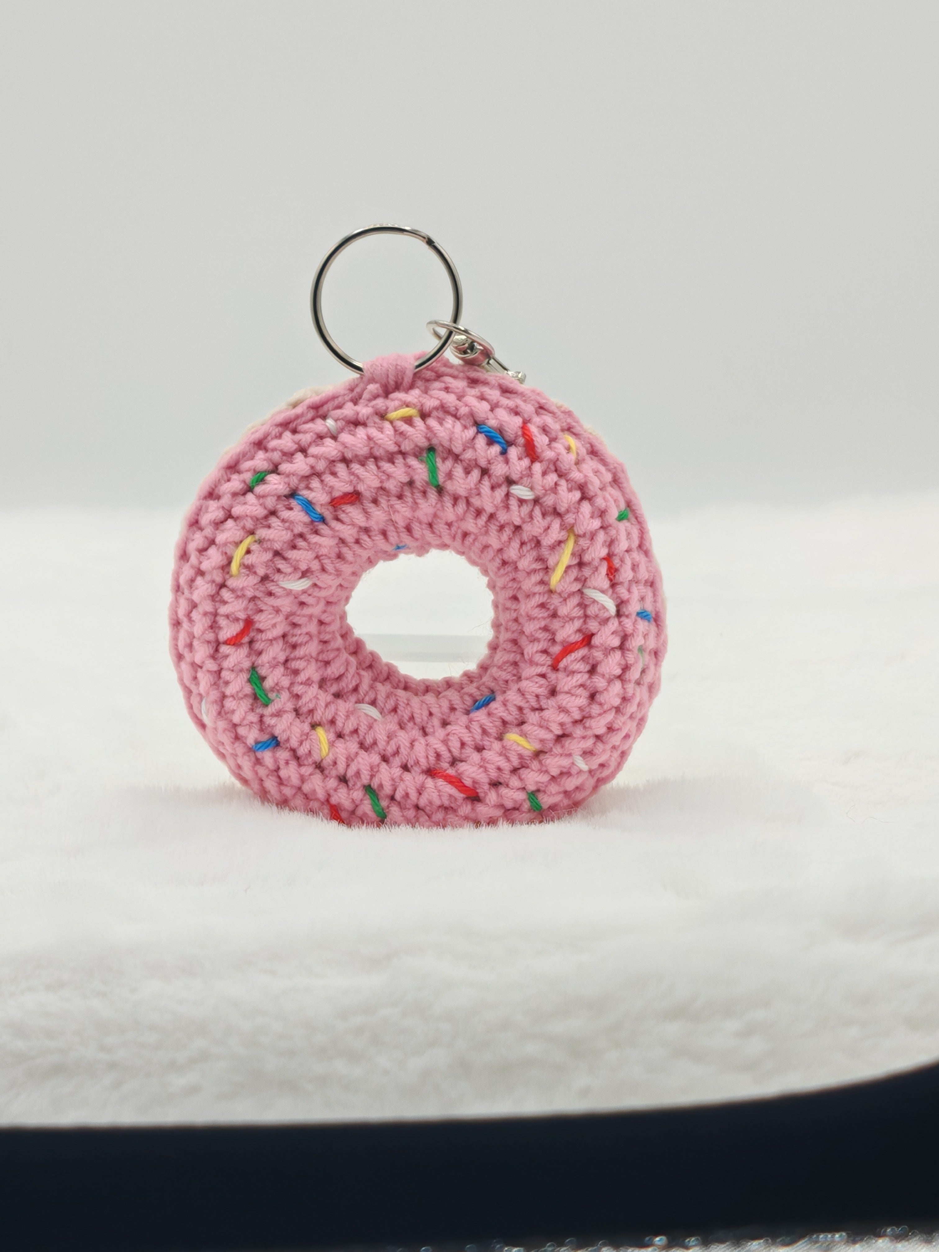 Bunter Amigurumi Donut als Taschen- und Schlüsselaccessoire