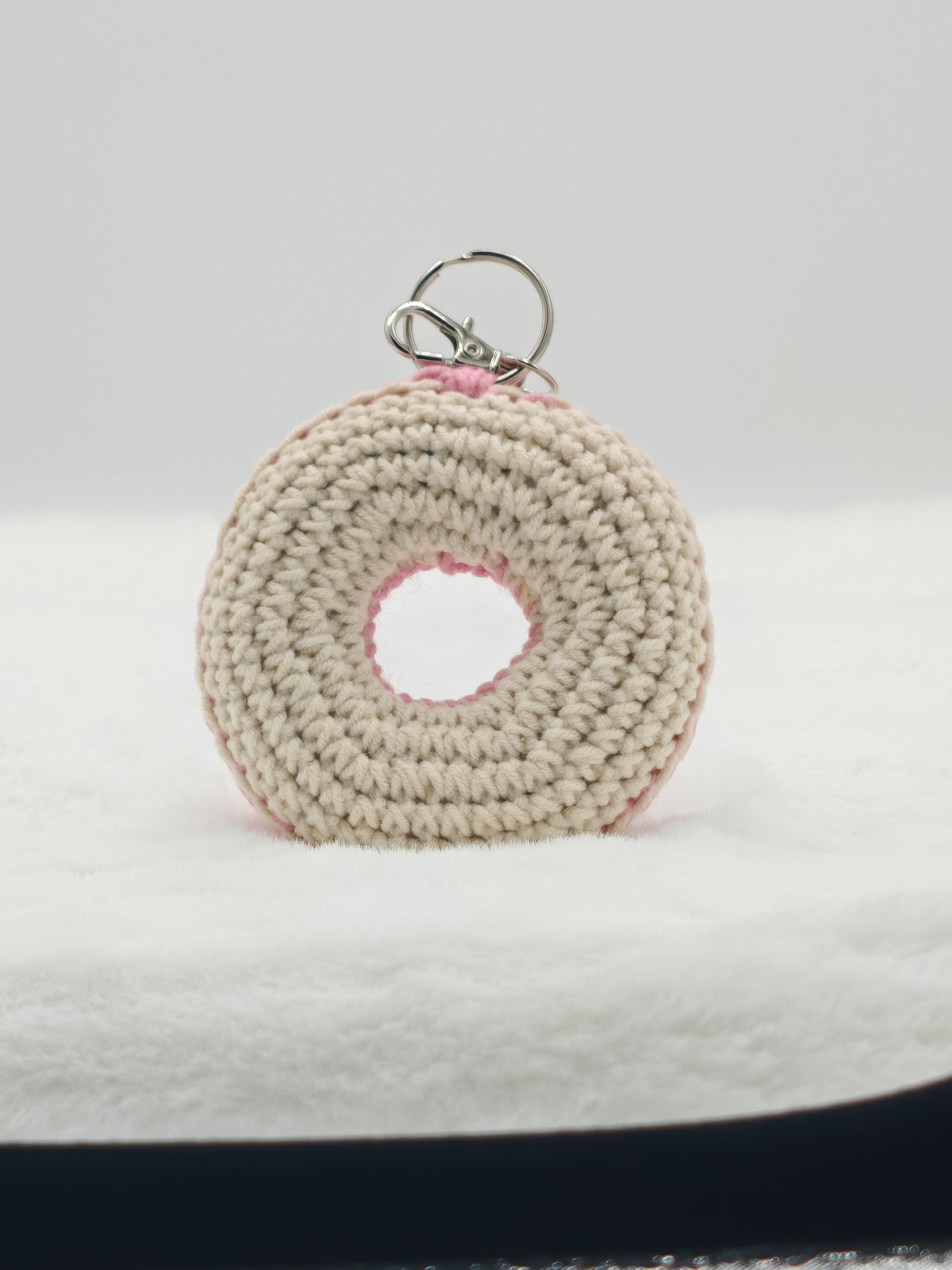 Handgefertigter Schlüsselanhänger in Donut-Form aus Garn