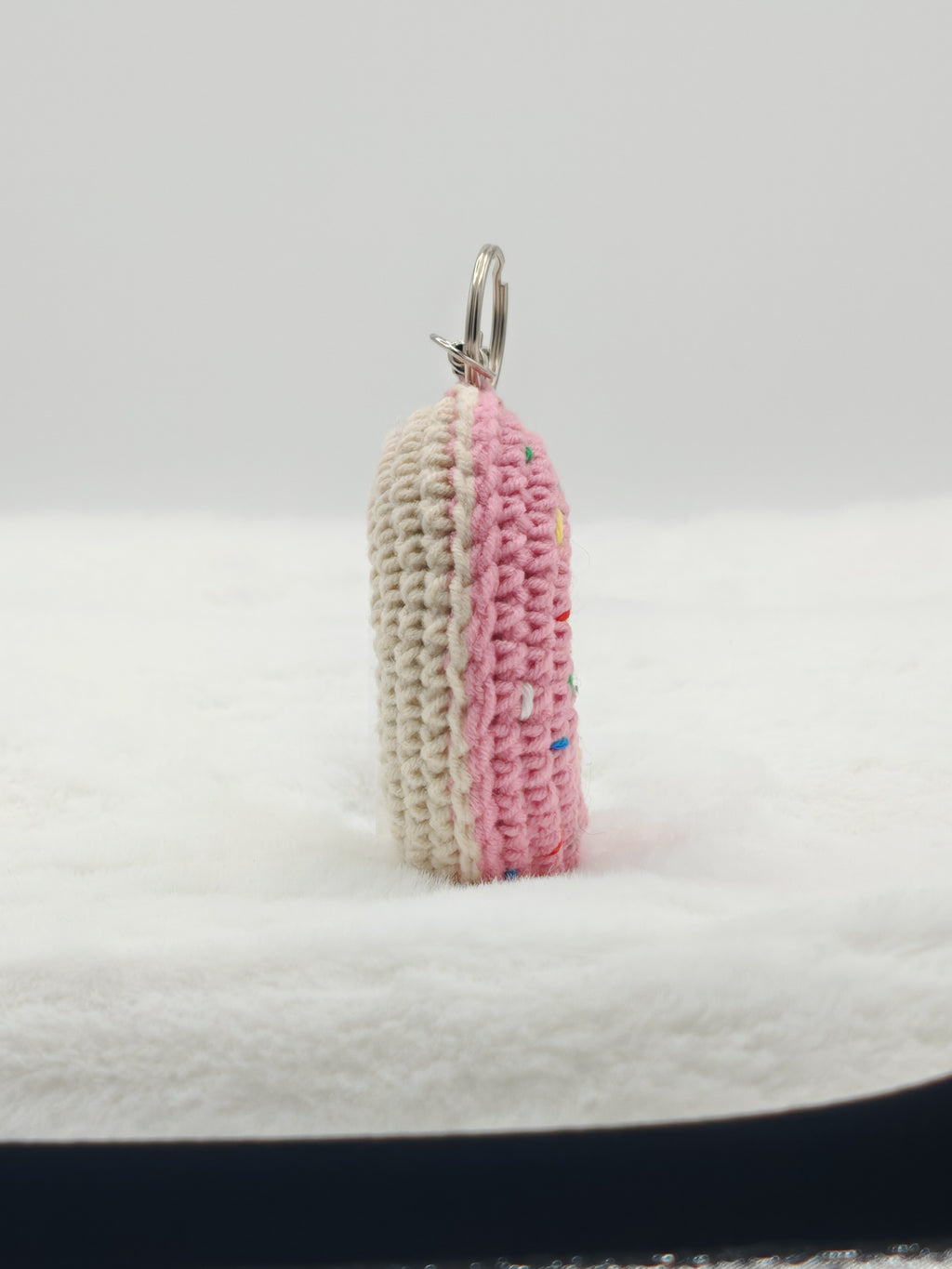 Gehäkelter Donut-Anhänger mit fröhlichen Farben