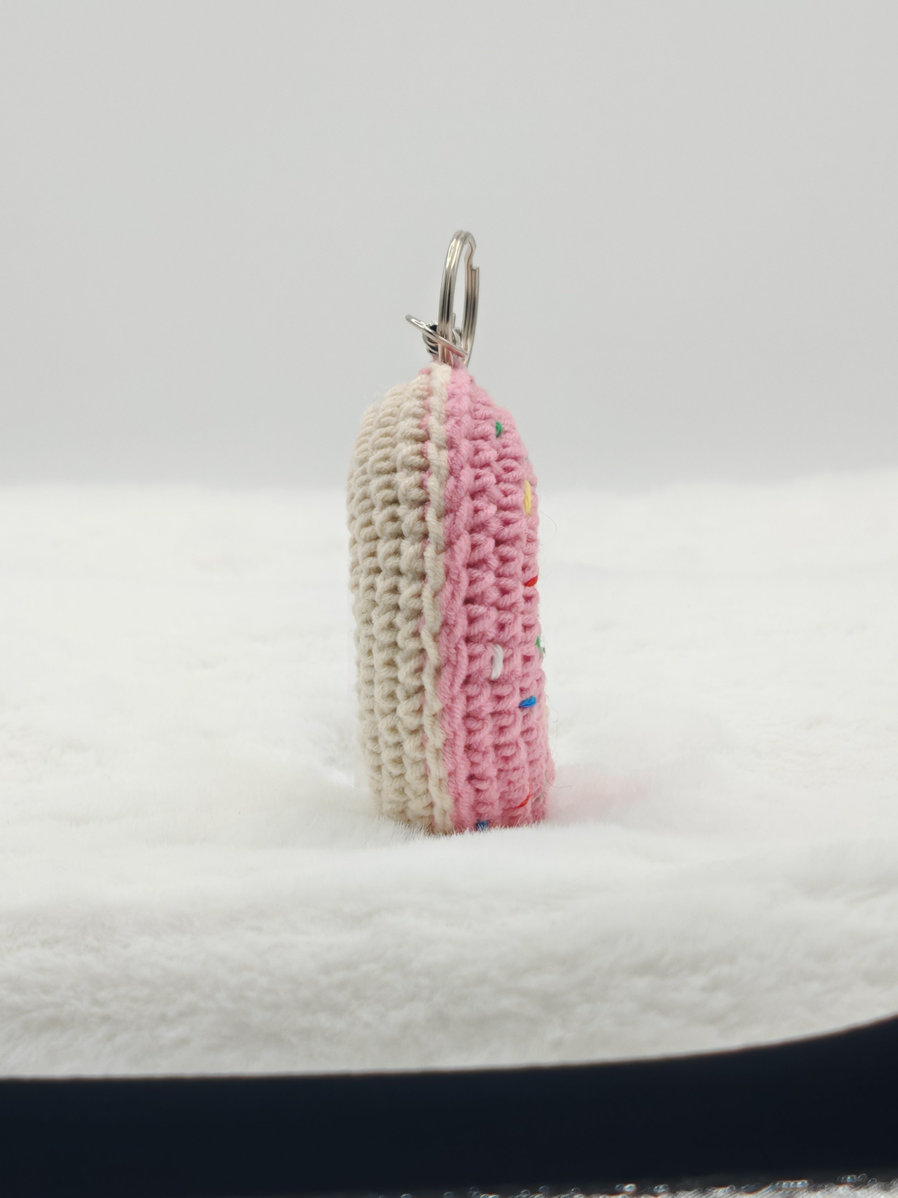 Gehäkelter Donut-Anhänger mit fröhlichen Farben