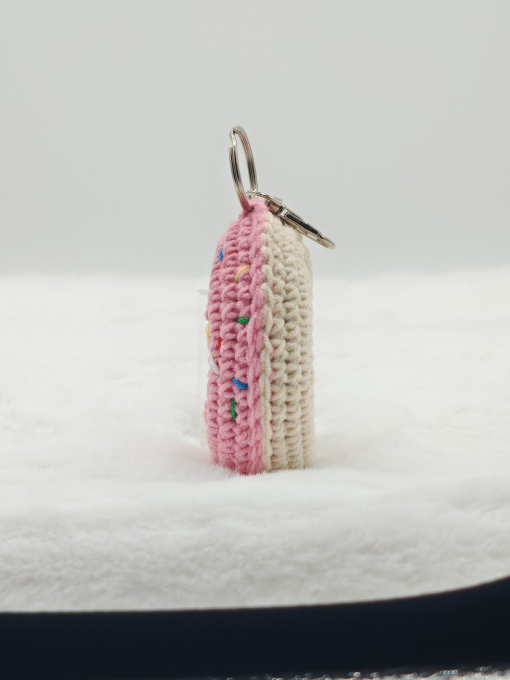 Donut Schlüsselanhänger handgemacht | Häkel Accessoire & Geschenkidee | Bunter Amigurumi‑Anhänger