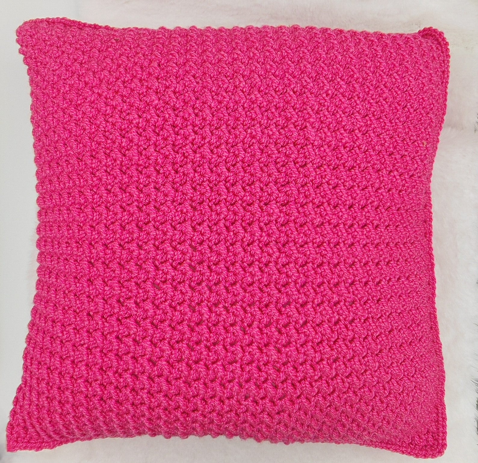 Handgemachtes Häkelkissen in Pink | Weiches Dekokissen für Sofa & Schlafzimmer