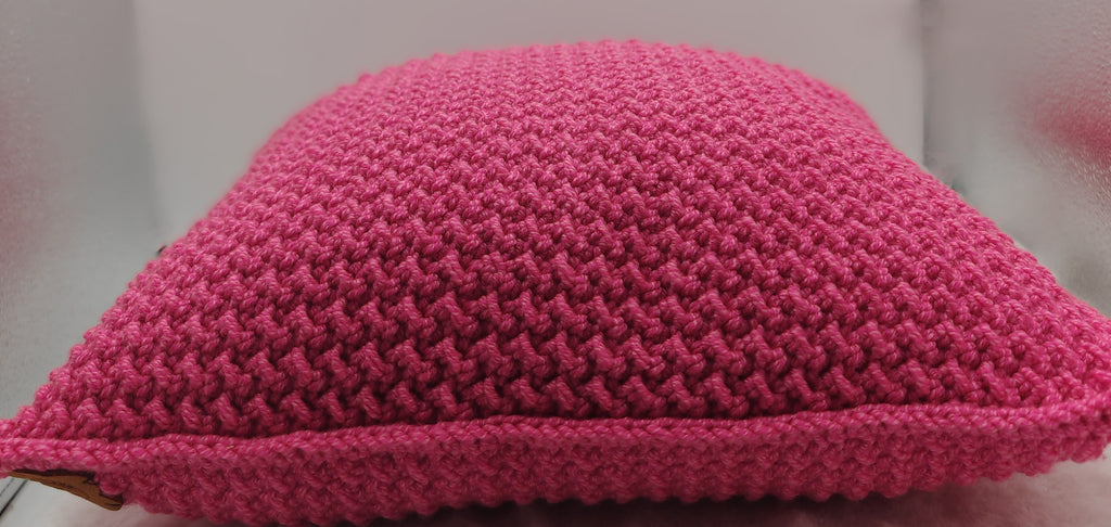 Handgemachtes Häkelkissen in Pink | Weiches Dekokissen für Sofa & Schlafzimmer