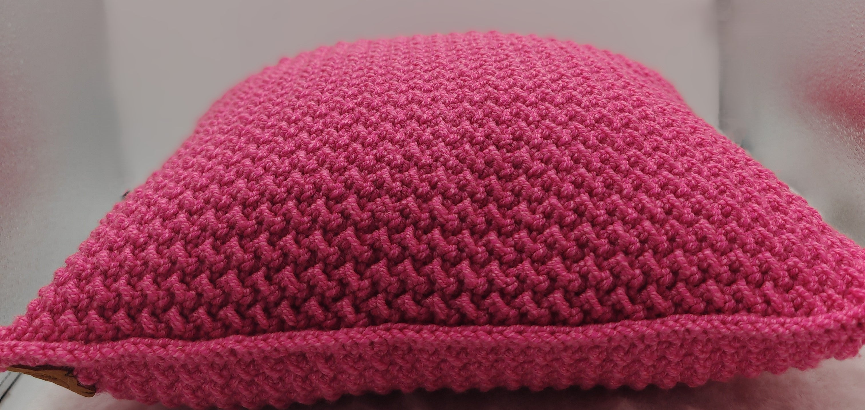 Handgemachtes Häkelkissen in Pink | Weiches Dekokissen für Sofa & Schlafzimmer