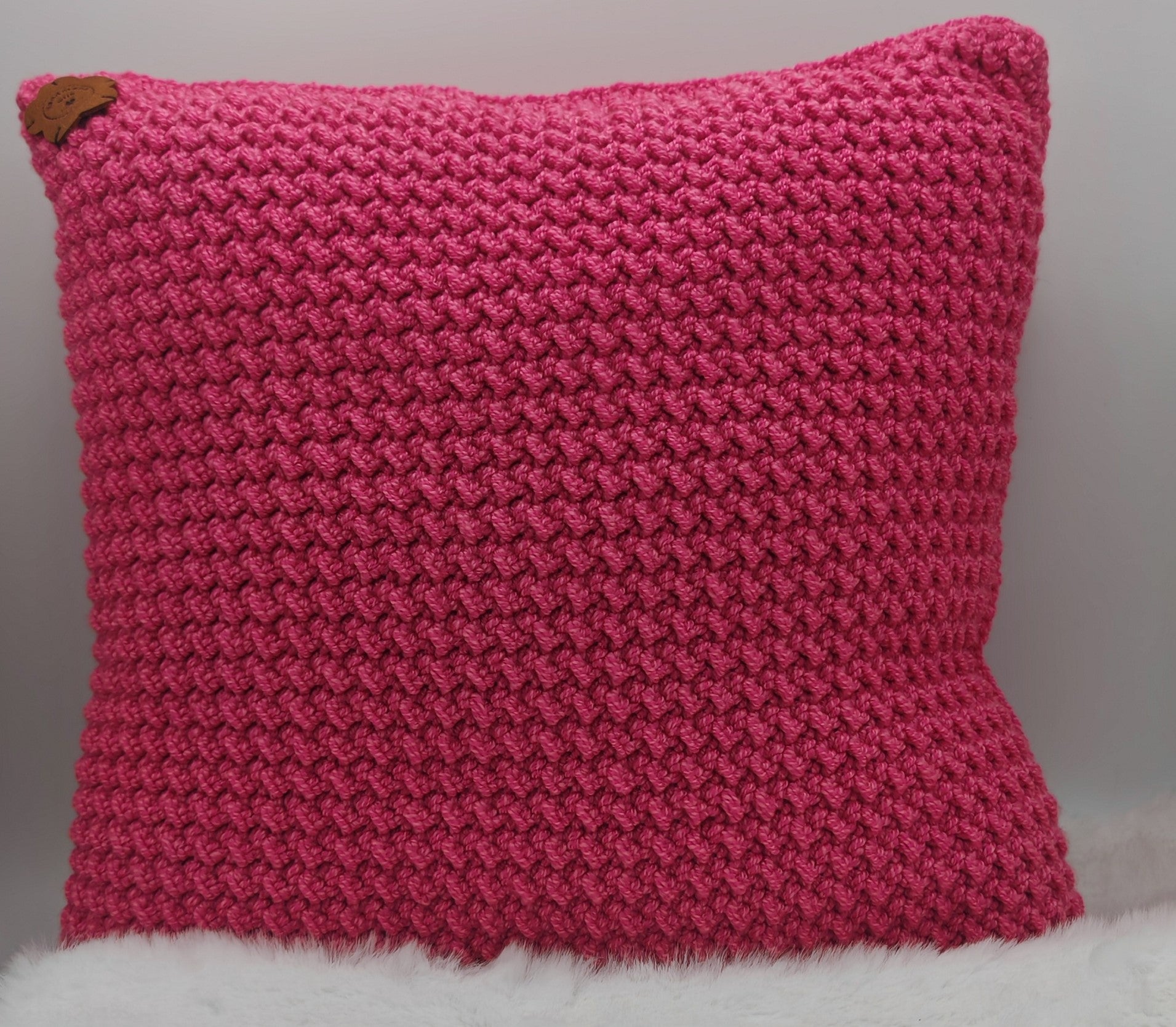 Handgemachtes Häkelkissen in Pink | Weiches Dekokissen für Sofa & Schlafzimmer