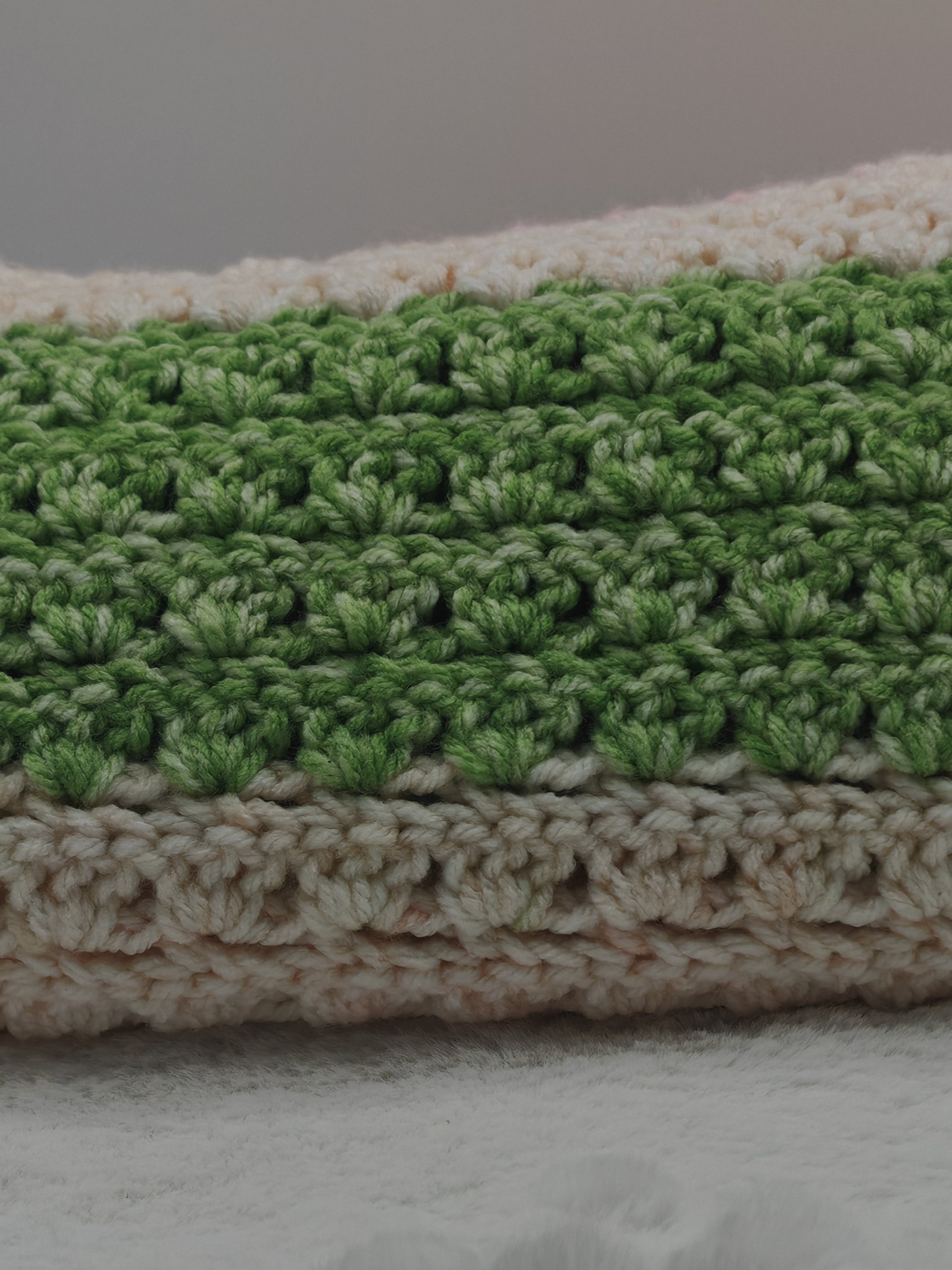 Gehäkelte gestreifte Decke | Handgemachte Kuscheldecke & Wohnaccessoire | Boho Deko