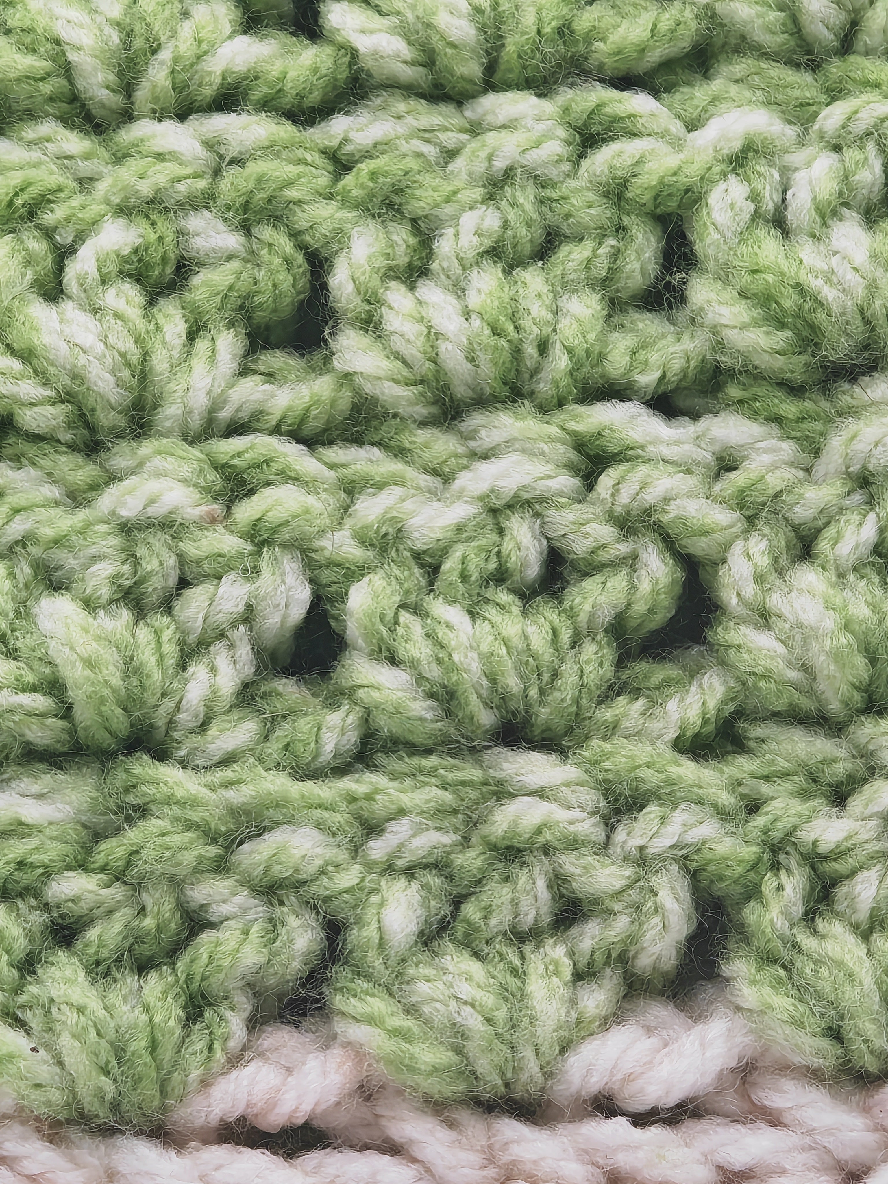 Gehäkelte gestreifte Decke | Handgemachte Kuscheldecke & Wohnaccessoire | Boho Deko