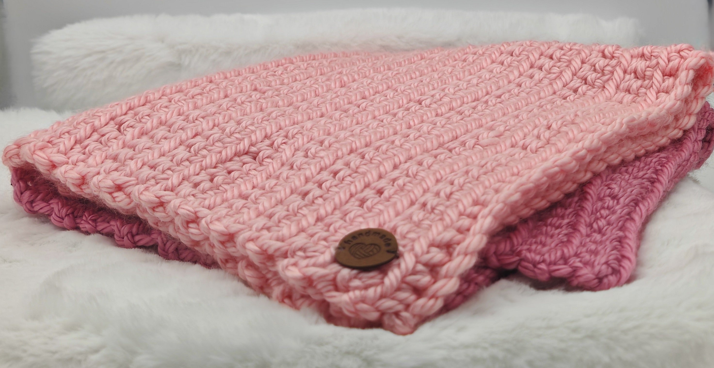 Handgehäkelte Hundedecke Rosa – Kuscheldecke fürs Hundekörbchen | Handmade