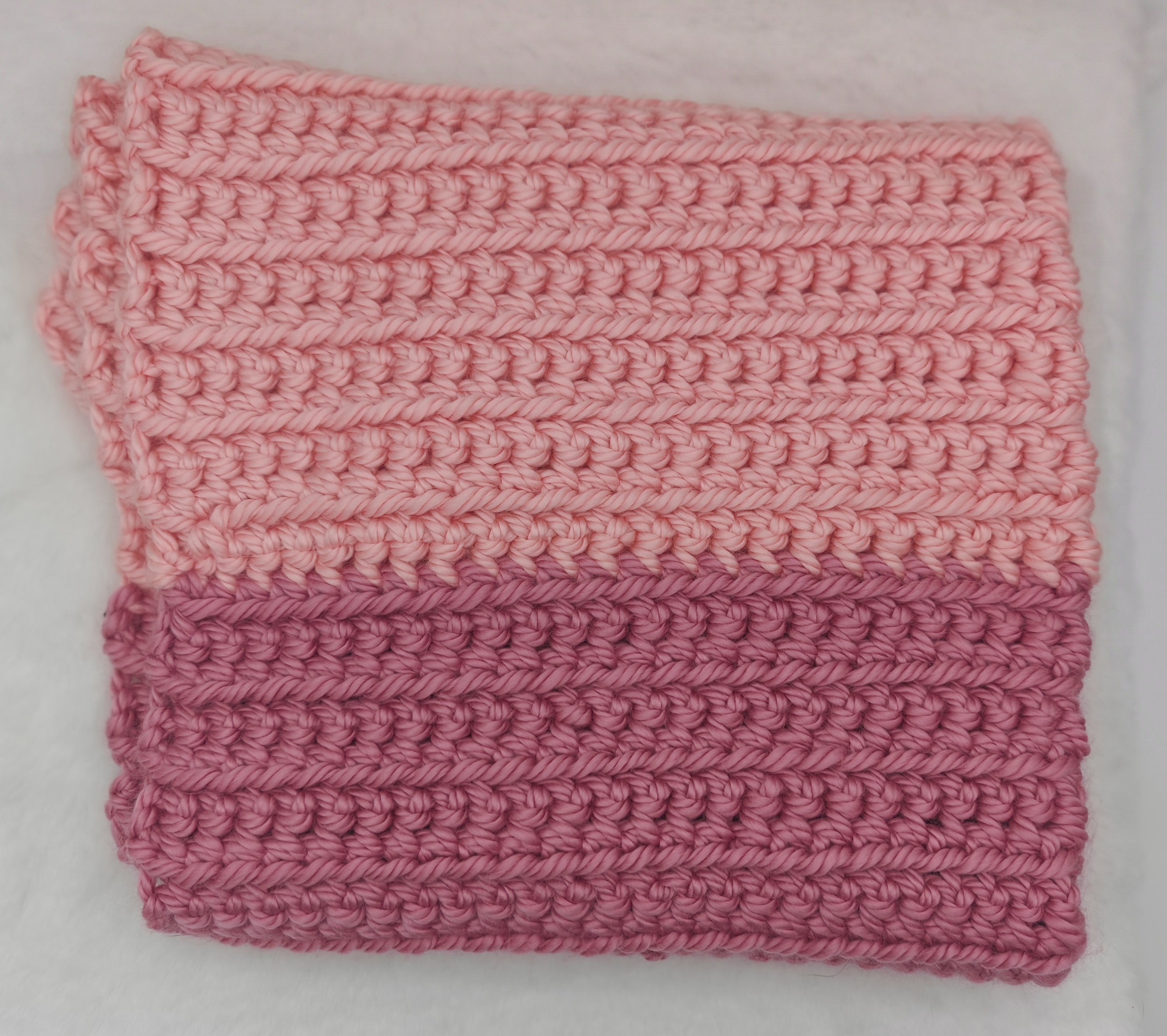 Handgehäkelte Hundedecke Rosa – Kuscheldecke fürs Hundekörbchen | Handmade