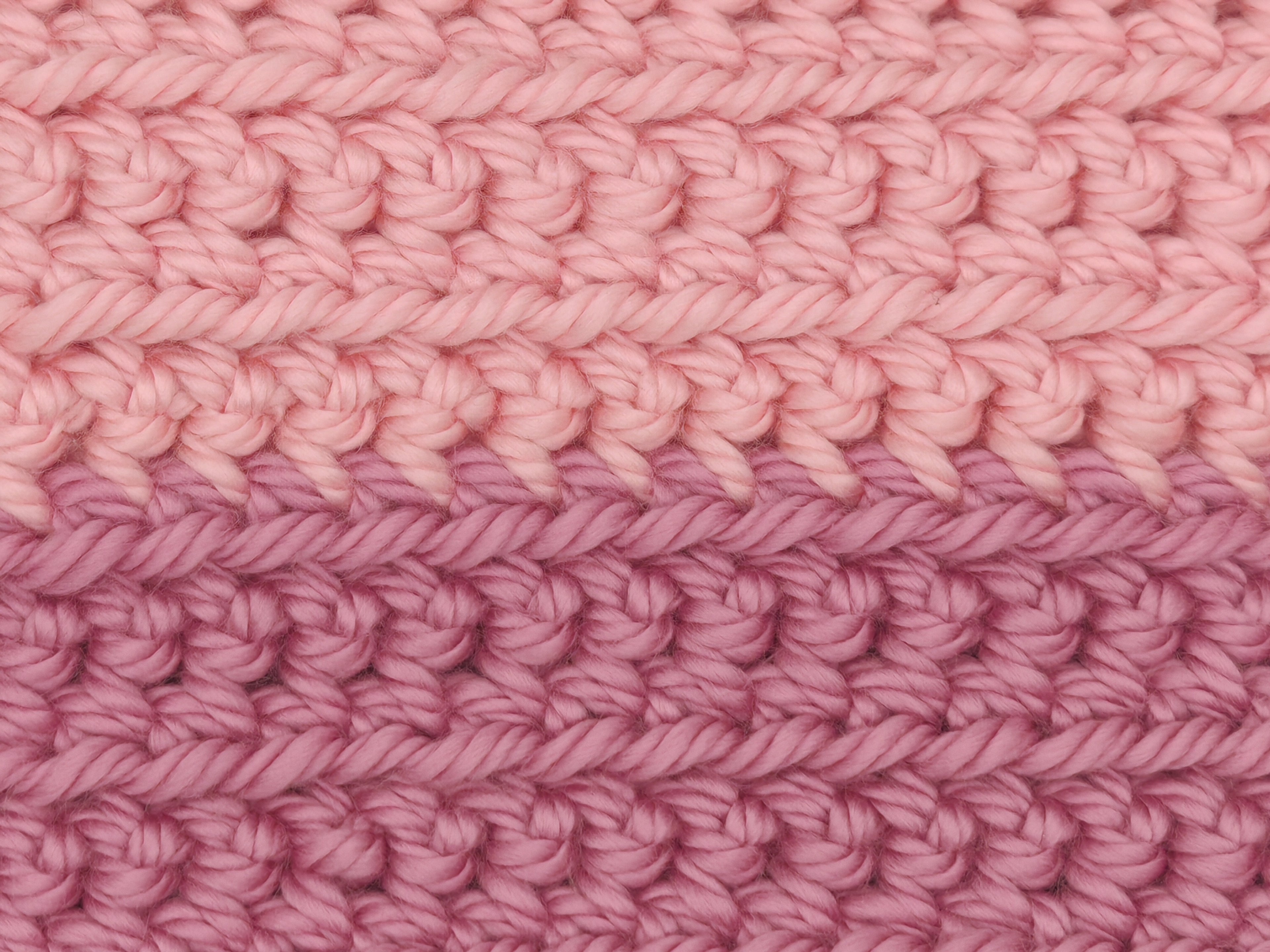 Handgehäkelte Hundedecke Rosa – Kuscheldecke fürs Hundekörbchen | Handmade