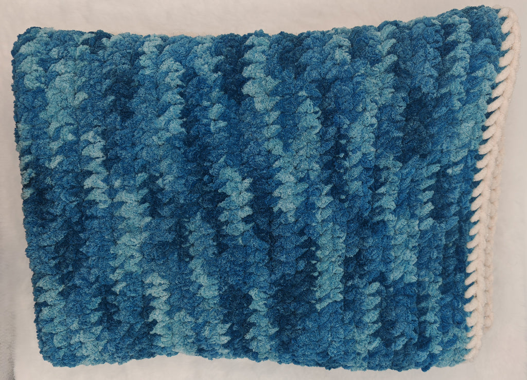 Handgehäkelte Kuscheldecke in Blau | Sofa- & Babydecke | Handgemacht