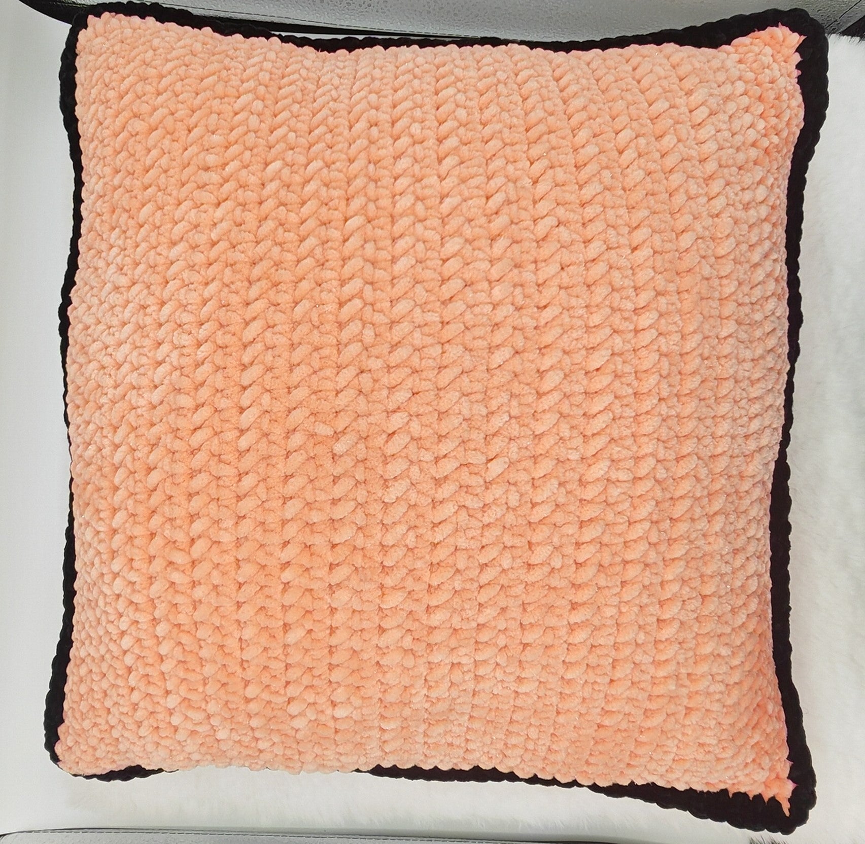 Handgehäkeltes Dekokissen aus Chenille – Apricot mit schwarzem Rand | Modernes Sofakissen Handmade