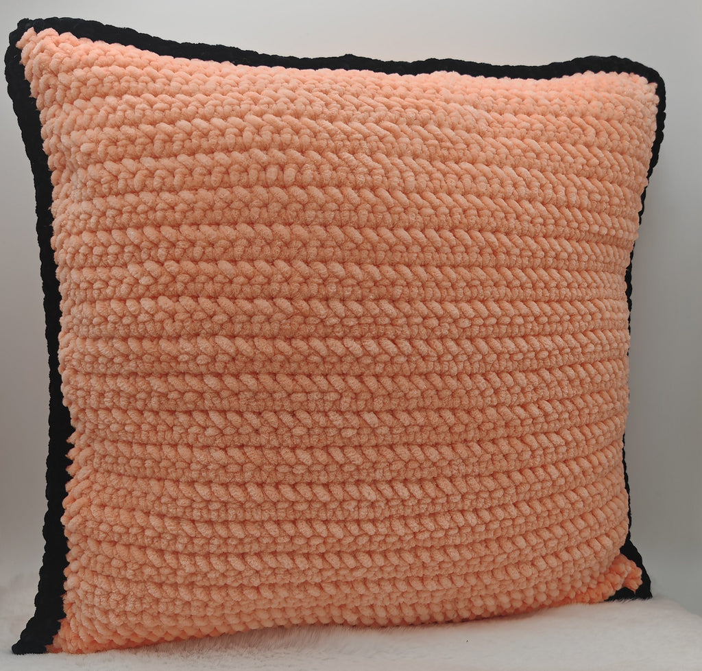 Handgehäkeltes Dekokissen aus Chenille – Apricot mit schwarzem Rand | Modernes Sofakissen Handmade