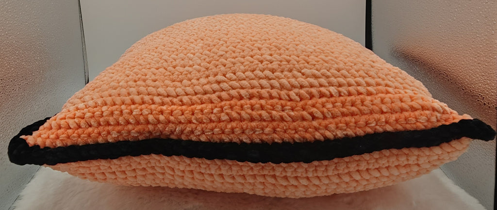 Handgehäkeltes Dekokissen aus Chenille – Apricot mit schwarzem Rand | Modernes Sofakissen Handmade