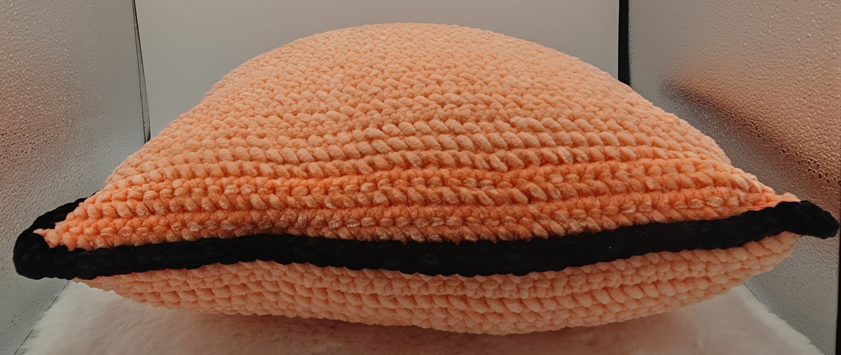 Handgehäkeltes Dekokissen aus Chenille – Apricot mit schwarzem Rand | Modernes Sofakissen Handmade