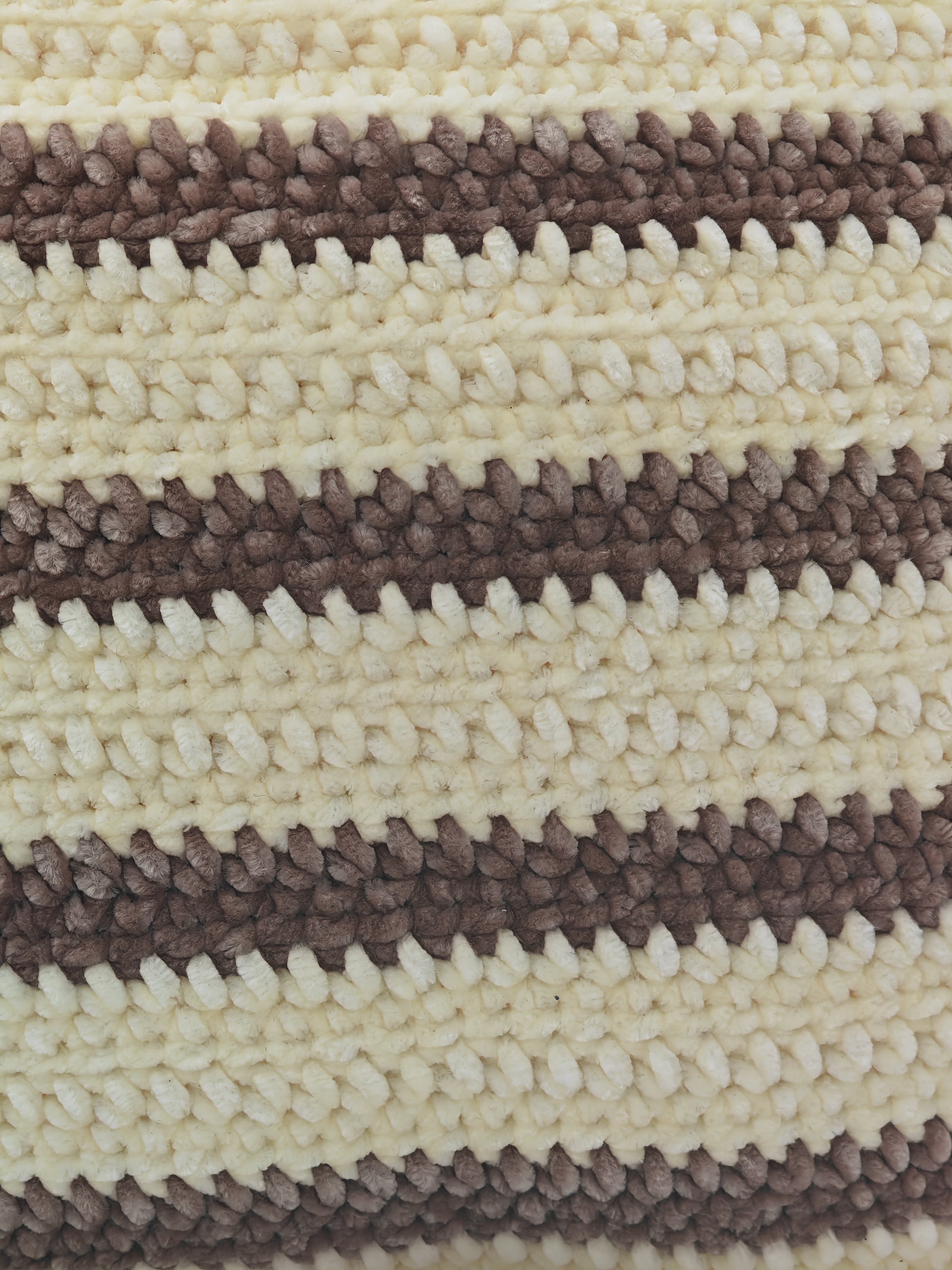 Gehäkeltes Kissen handgemacht | Boho Dekokissen mit Streifen | Wohnaccessoire in Naturtönen