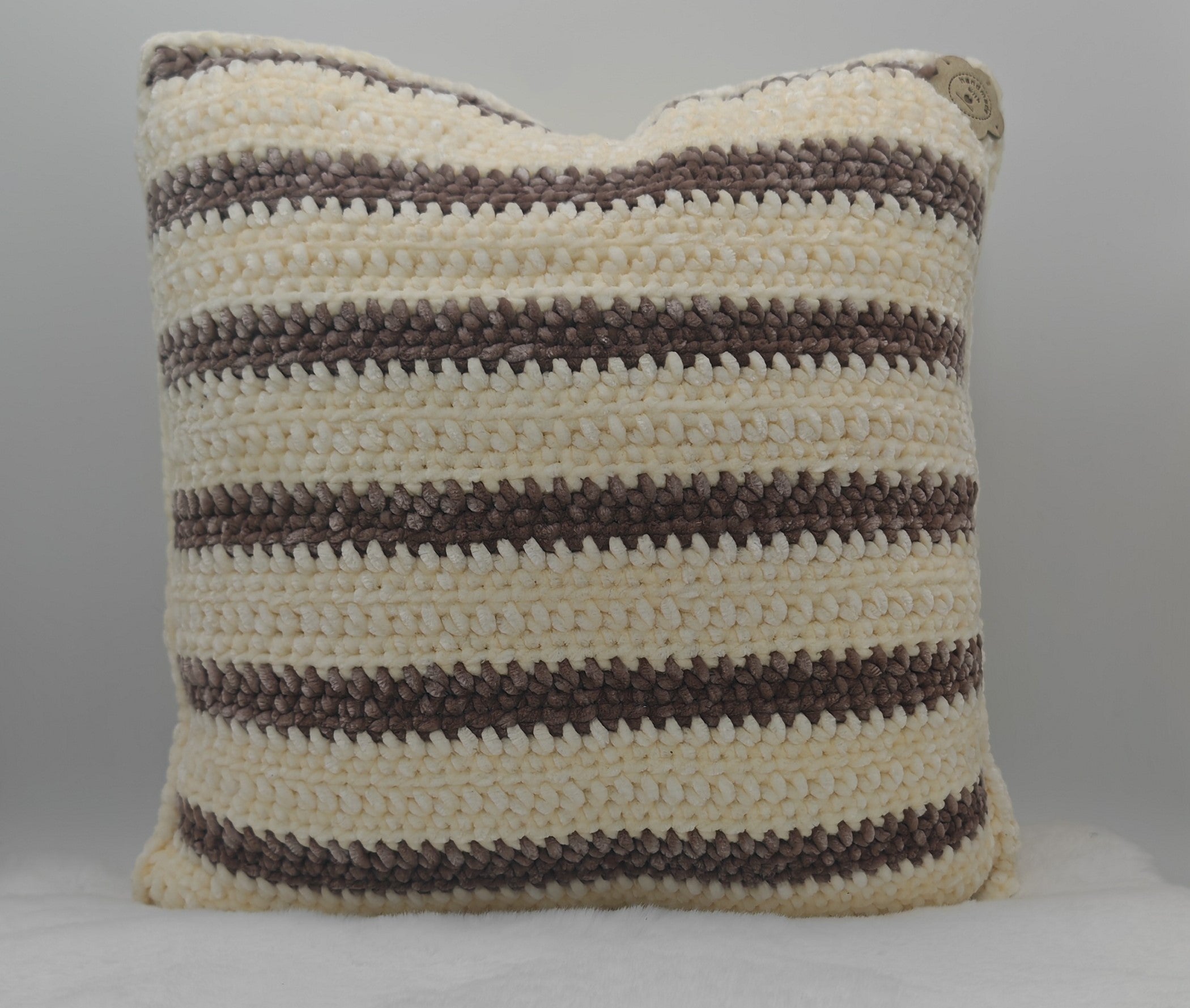 Gehäkeltes Kissen handgemacht | Boho Dekokissen mit Streifen | Wohnaccessoire in Naturtönen