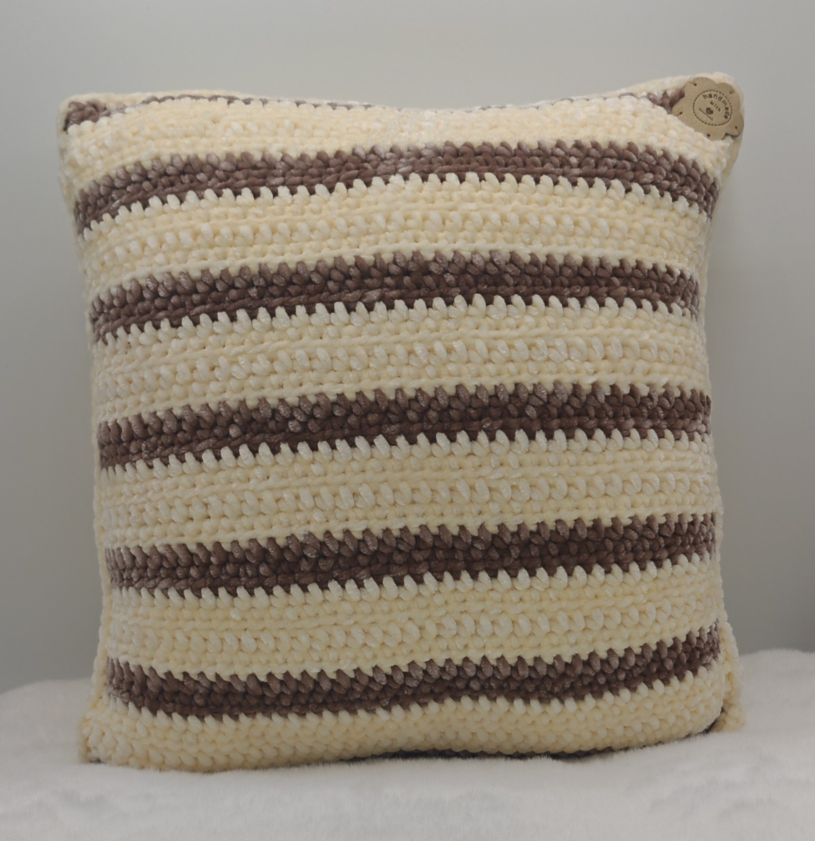 Gehäkeltes Kissen handgemacht | Boho Dekokissen mit Streifen | Wohnaccessoire in Naturtönen