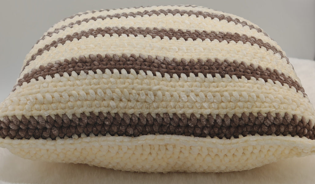 Gehäkeltes Kissen handgemacht | Boho Dekokissen mit Streifen | Wohnaccessoire in Naturtönen