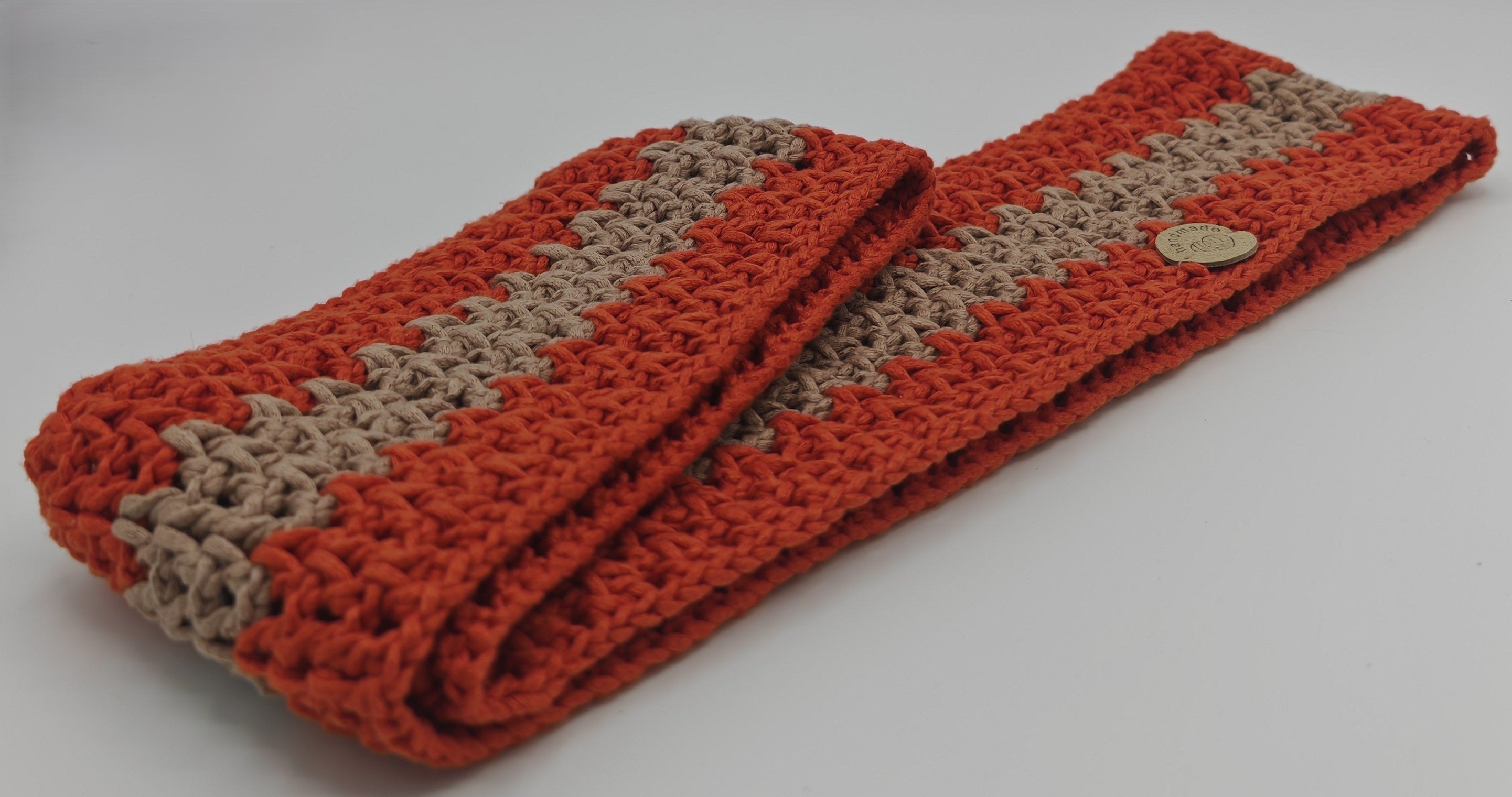 Handgehäkelter Loop-Schal im Boho-Stil – Rostorange & Beige