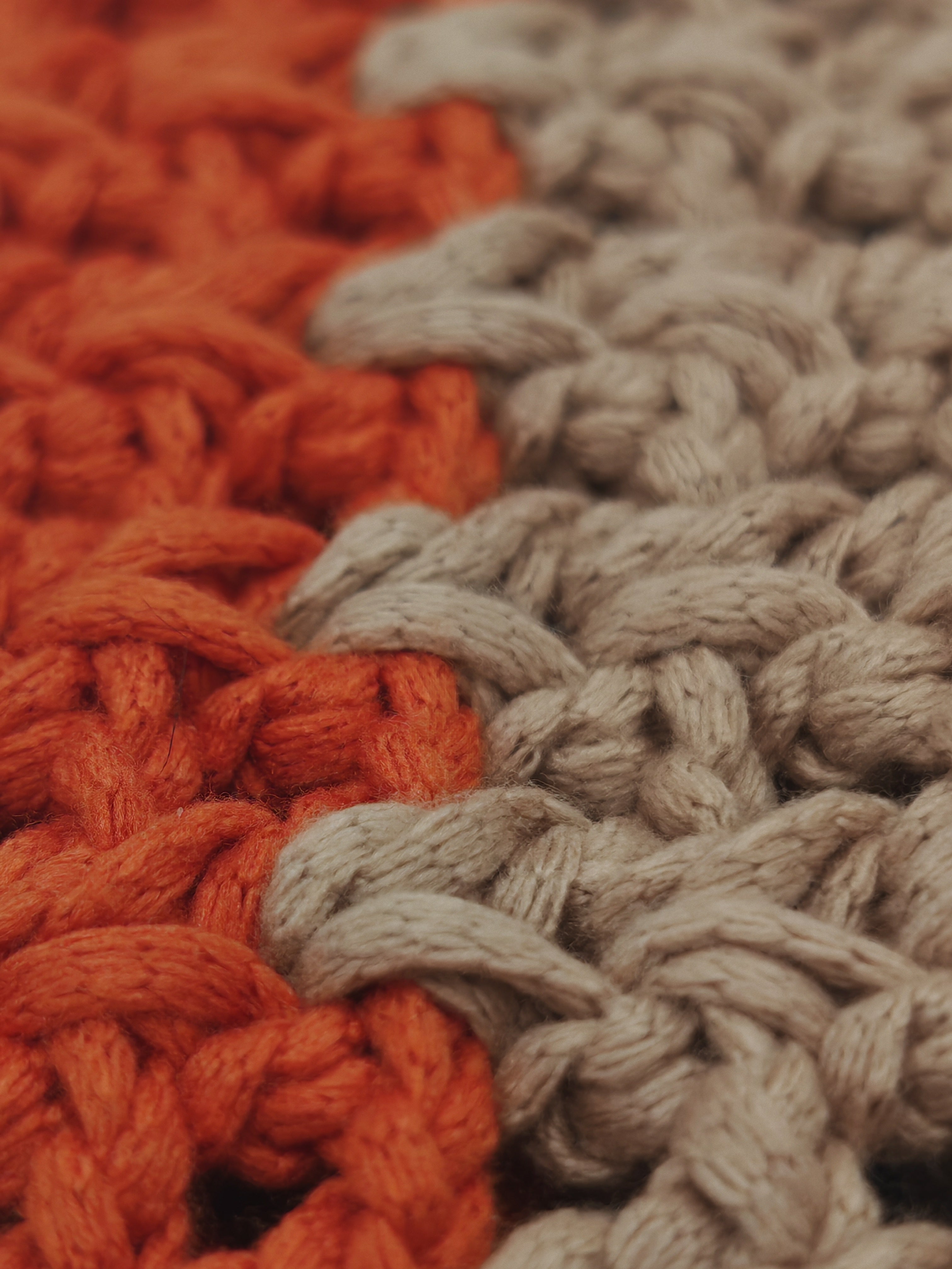 Handgehäkelter Loop-Schal im Boho-Stil – Rostorange & Beige