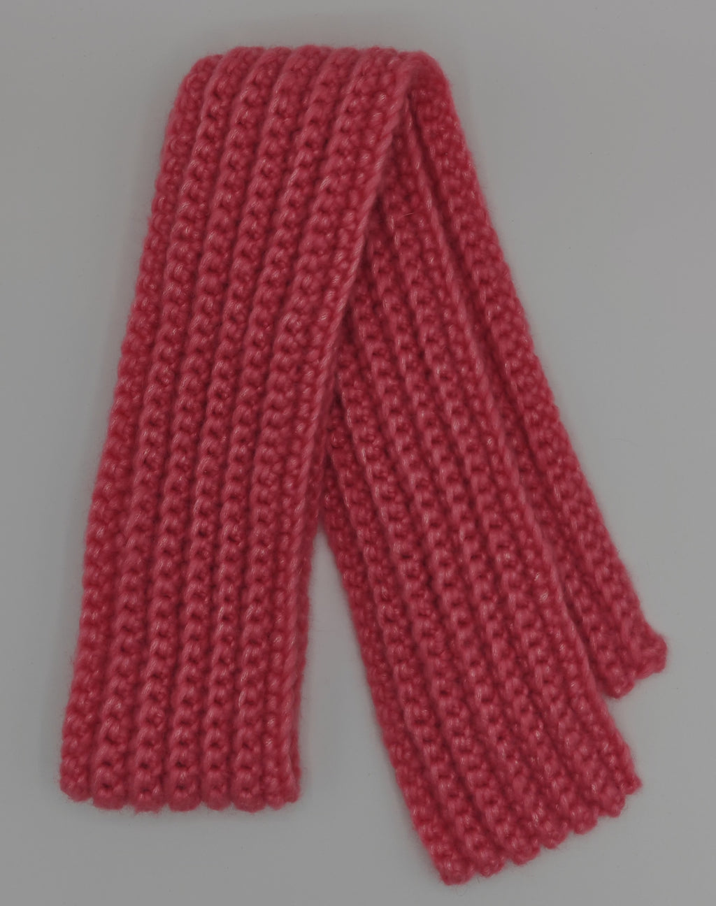 Gehäkelter Schal aus rosa Garn, weich und voluminös