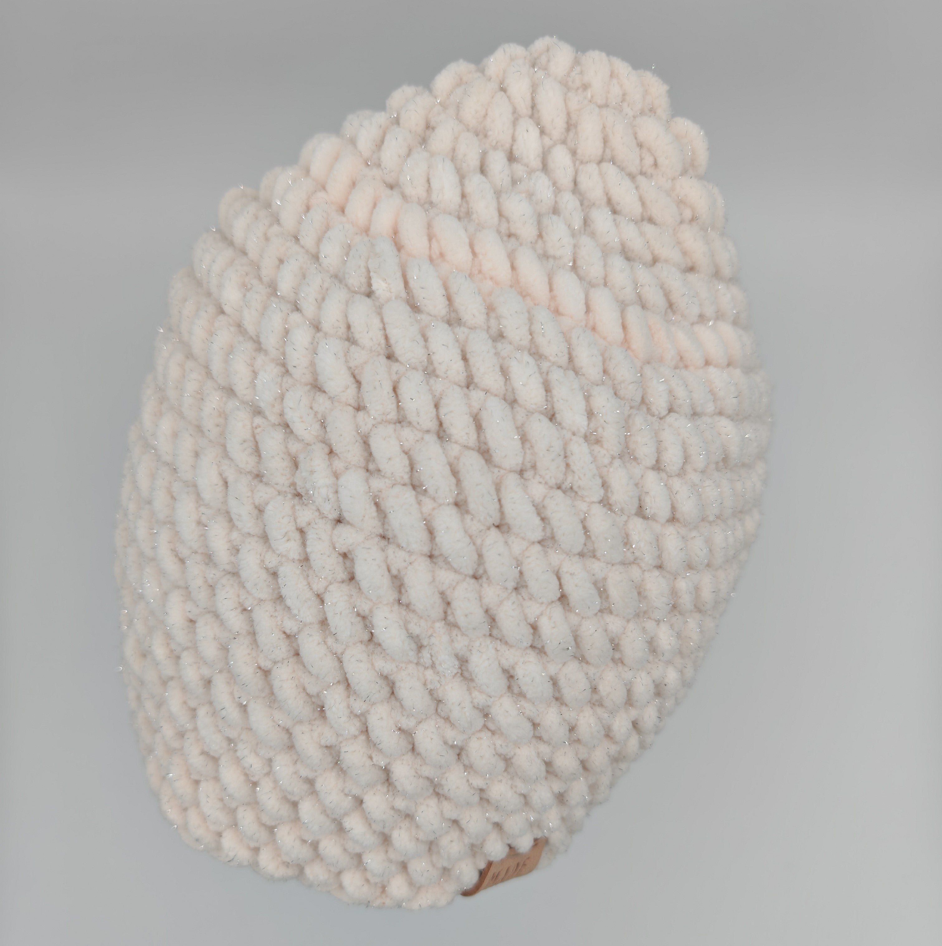Gehäkelte Chunky Beanie in Creme mit dezentem Glitzer, strukturierte Maschen im Detail