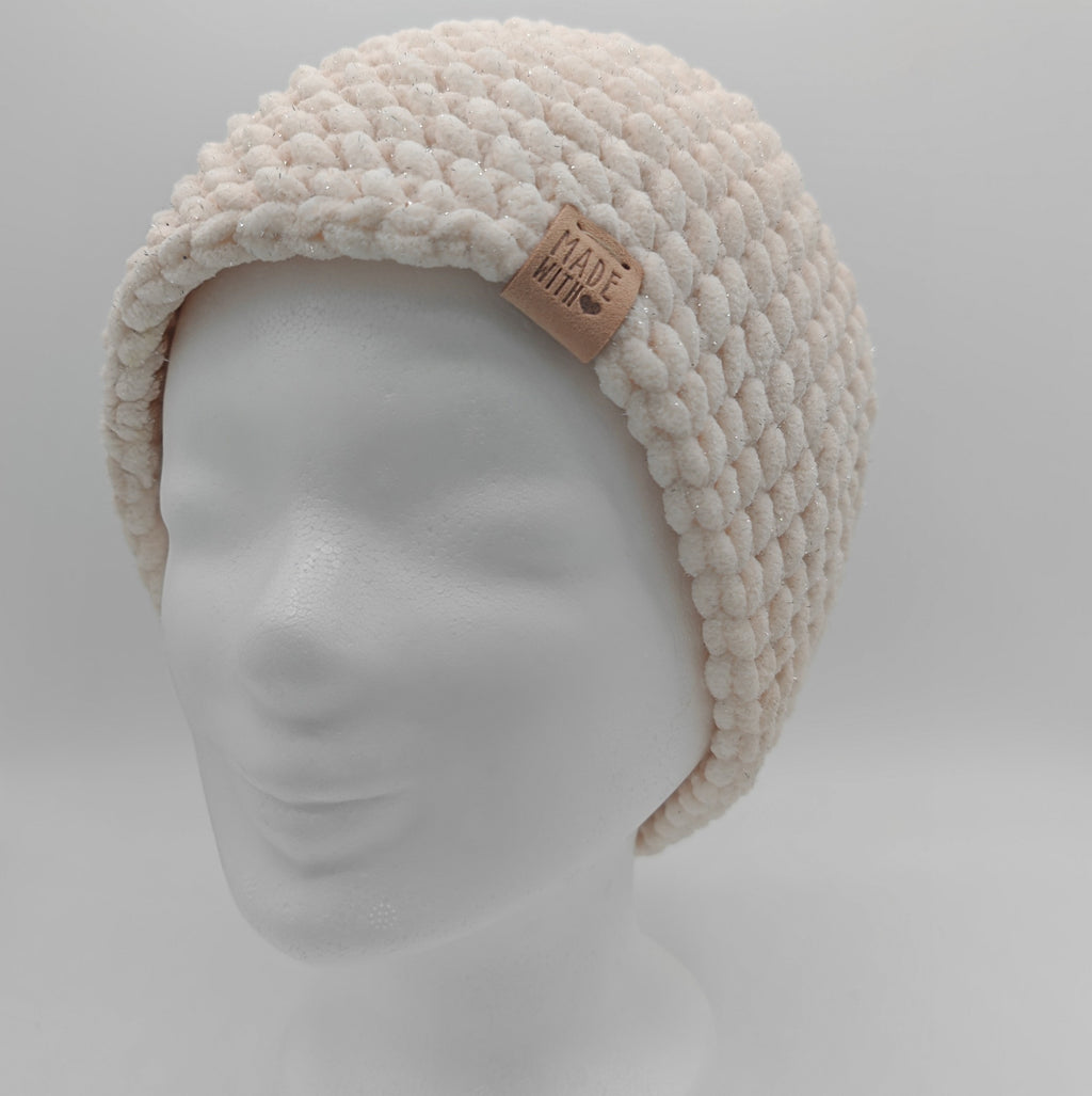Handgehäkelte Beanie Mütze in Creme mit Glitzer, getragen auf Schaufensterkopf, Unisex Passform