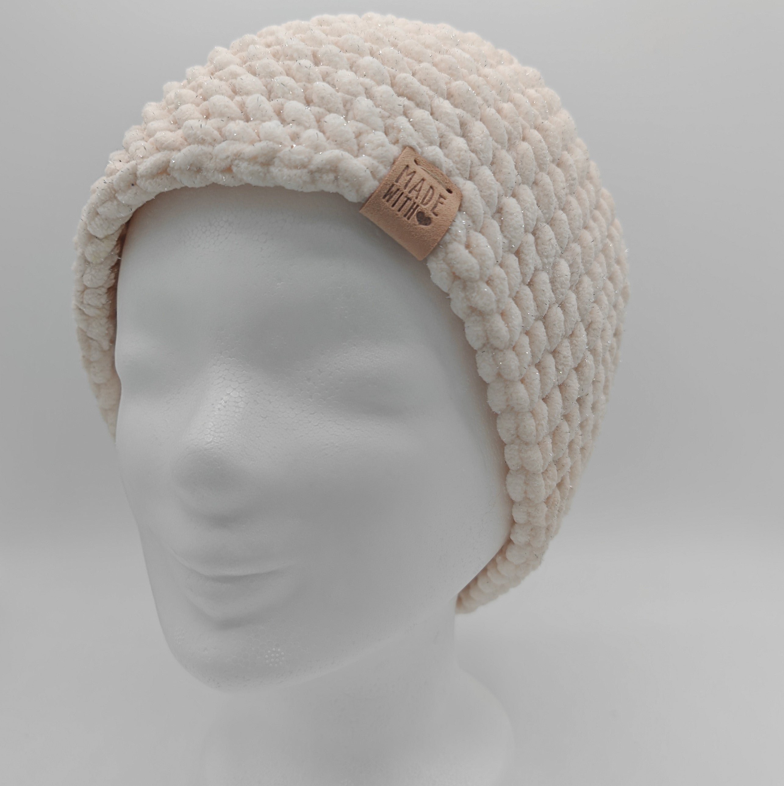 Handgehäkelte Beanie Mütze in Creme mit Glitzer, getragen auf Schaufensterkopf, Unisex Passform