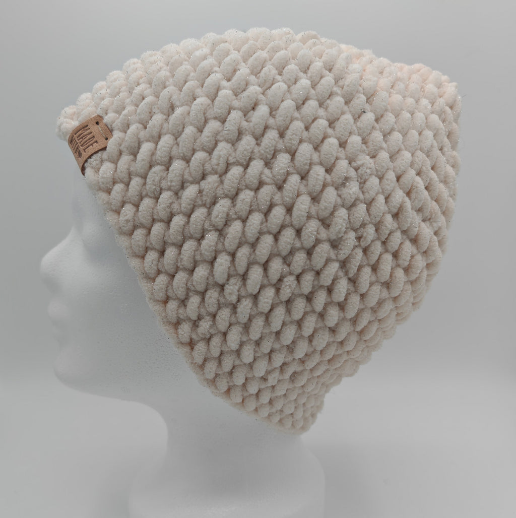 Gehäkelte Beanie mit Glitzergarn in Creme, Seitenansicht mit Handmade Label