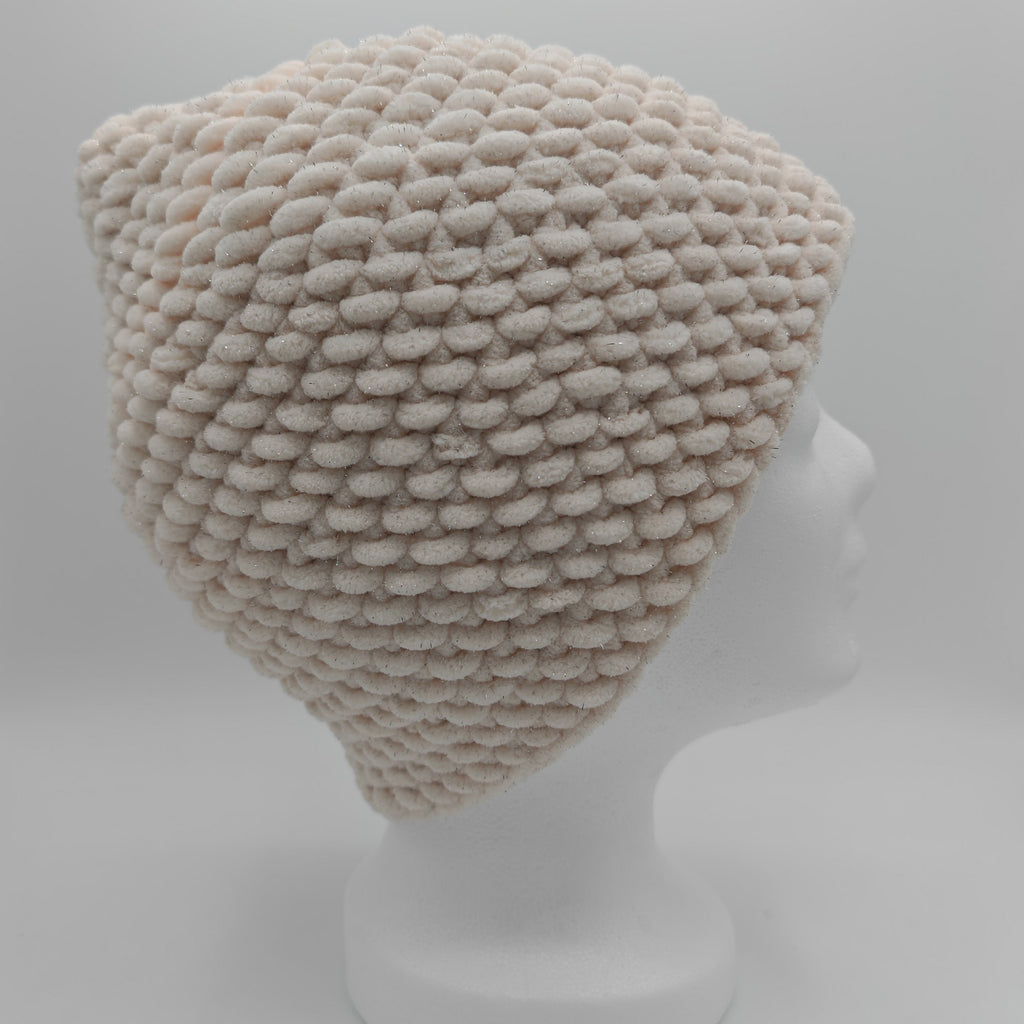Handgehäkelte Beanie Mütze in Creme mit Glitzergarn, seitliche Ansicht, weiche Struktur