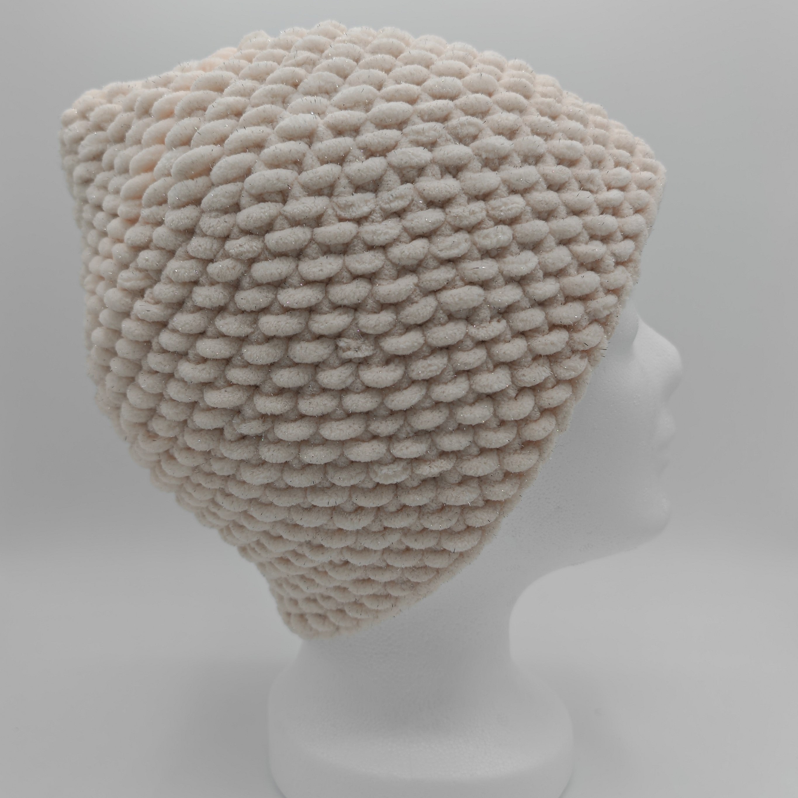 Handgehäkelte Beanie Mütze in Creme mit Glitzergarn, seitliche Ansicht, weiche Struktur