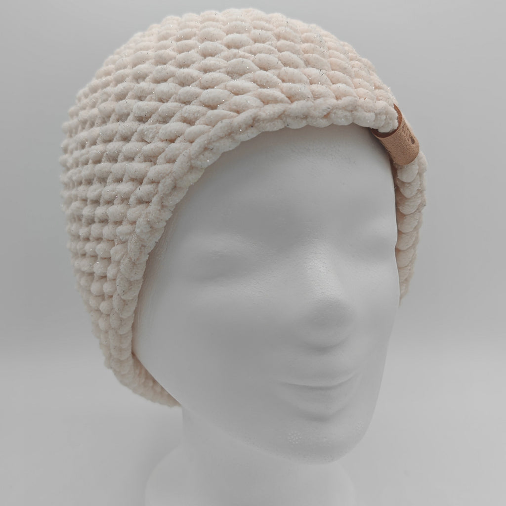 Chunky Crochet Beanie in Creme mit feinem Glitzerschimmer und Handmade Label, Vorderansicht