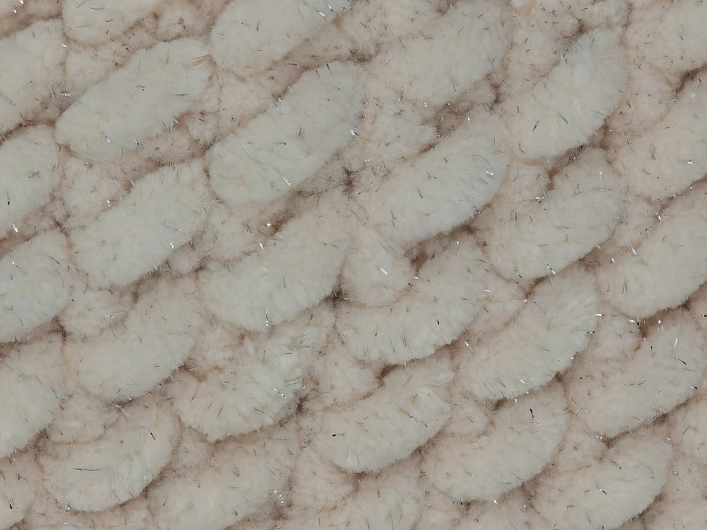 Detailaufnahme einer handgehäkelten Beanie in Creme mit feinem Glitzerschimmer, weiche Chenillegarn-Struktur