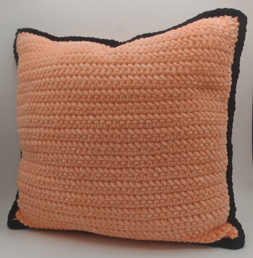 Handgehäkeltes Dekokissen aus Chenille – Apricot mit schwarzem Rand | Modernes Sofakissen Handmade