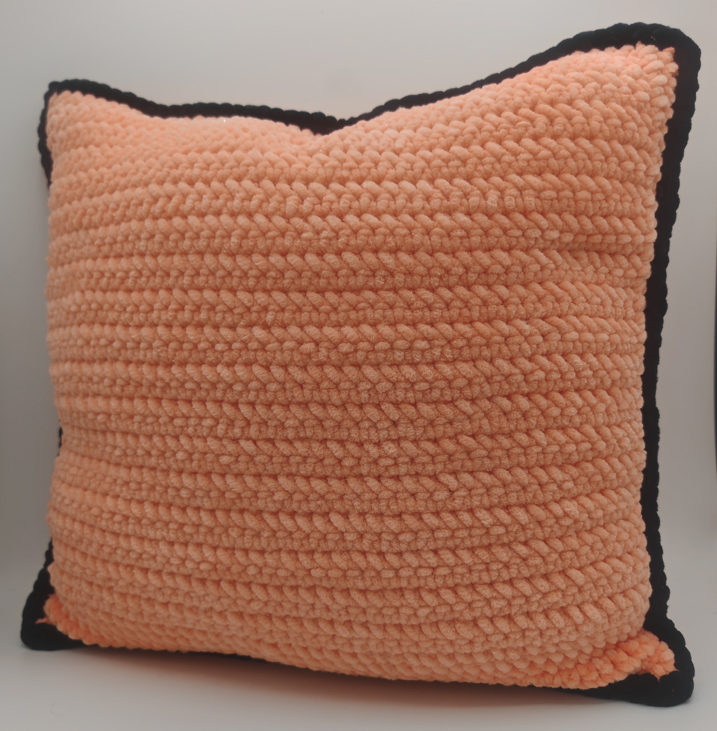 Handgehäkeltes Dekokissen aus Chenille – Apricot mit schwarzem Rand | Modernes Sofakissen Handmade