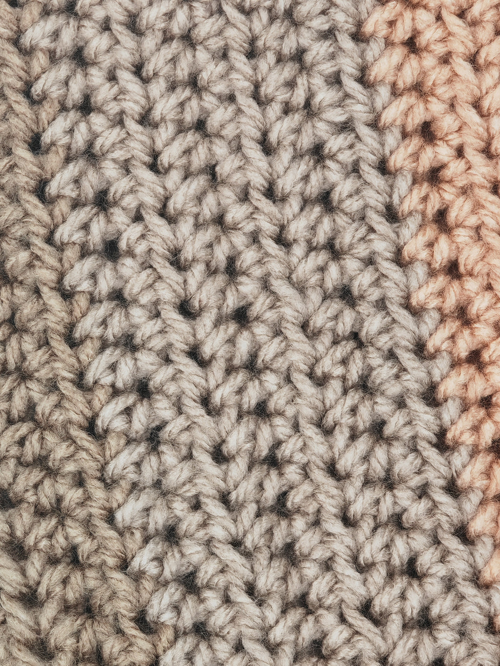 Handgehäkelter Schal in Naturtönen – kuschelig & zeitlos | Unikat