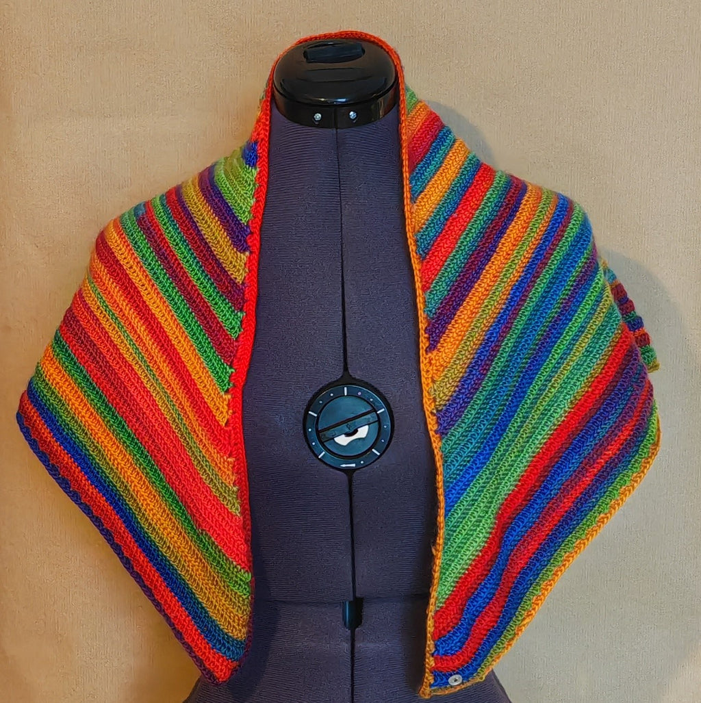 Handgehäkeltes Regenbogen Dreieckstuch – Unikat | Boho Häkeltuch