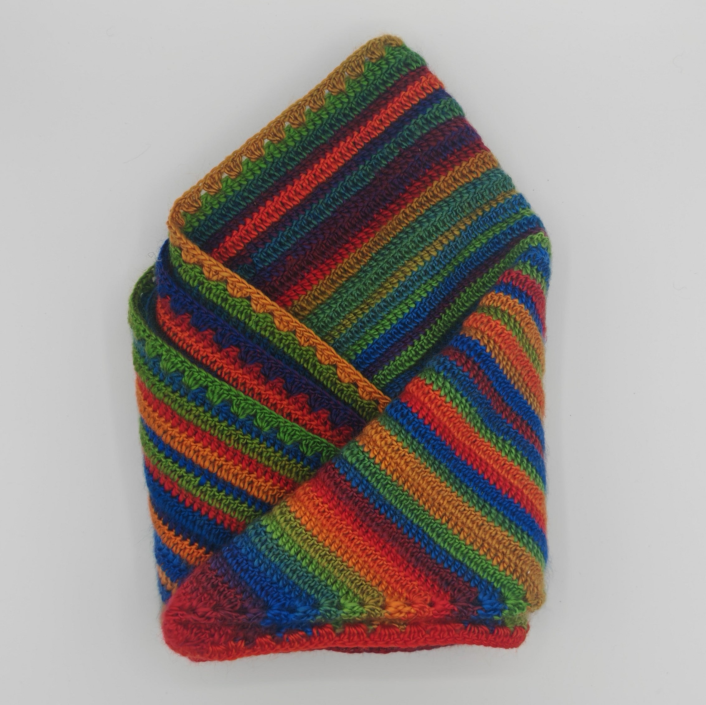 Handgehäkeltes Regenbogen Dreieckstuch – Unikat | Boho Häkeltuch
