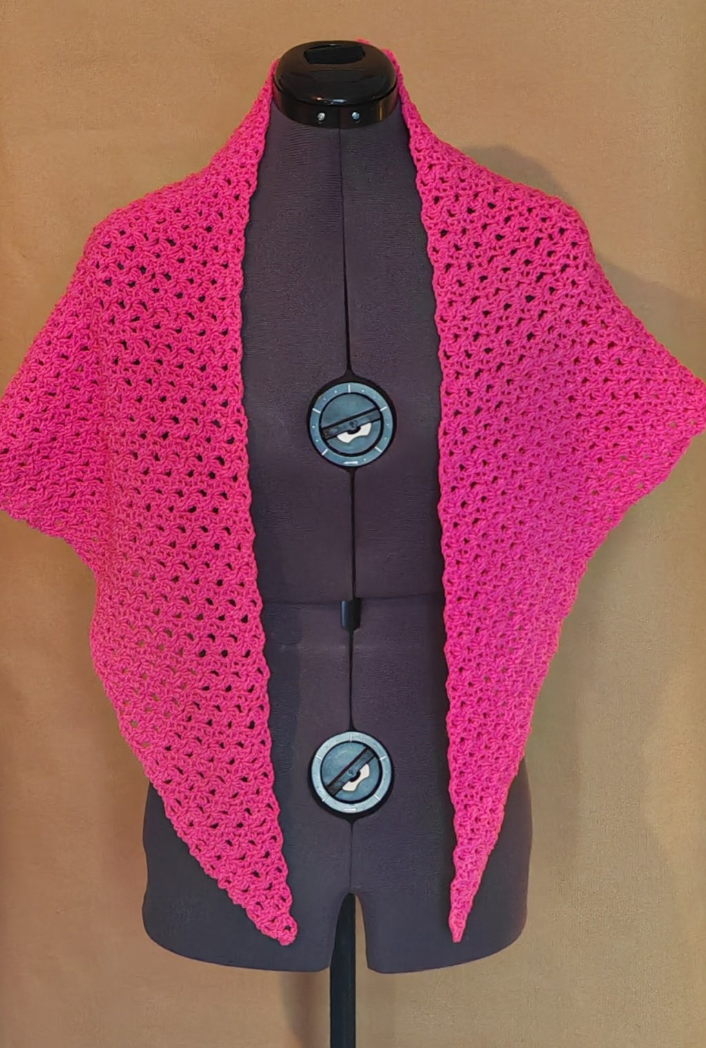 Gehäkeltes Dreieckstuch Pink – Handgemachtes Schultertuch Damen – Boho Häkel Schal – Leichtes Sommertuch