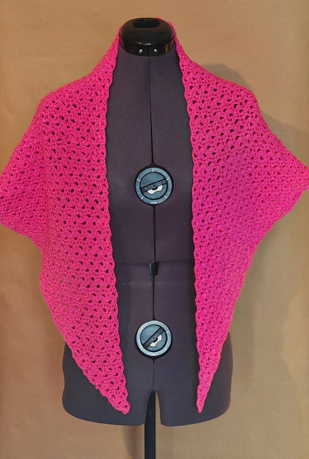 Gehäkeltes Dreieckstuch Pink – Handgemachtes Schultertuch Damen – Boho Häkel Schal – Leichtes Sommertuch